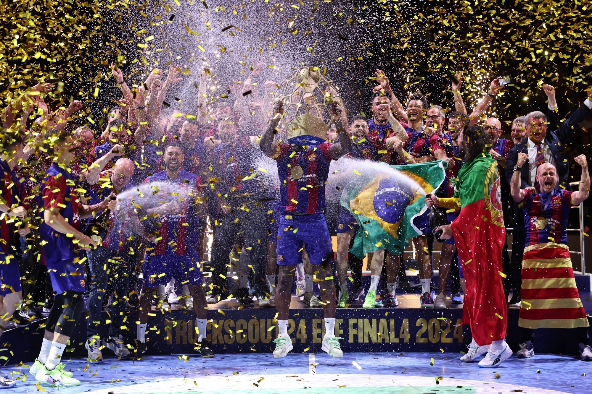 epa11400563 Team Barcelona celebrates with the trophy after winning the EHF Men&#039;s FINAL4 Handball Champions League final match between FC Barcelona and Aalborg AB Handbold in Cologne, Germany, 09 June 2024.  EPA/CHRISTOPHER NEUNDORF