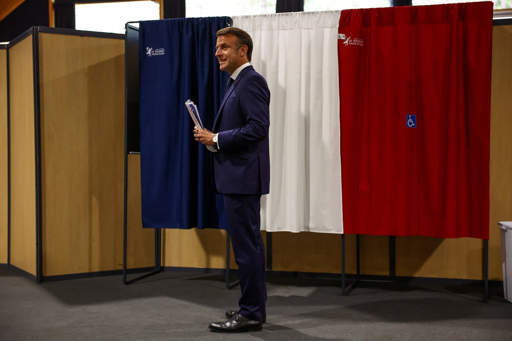 epa11399752 French President Emmanuel Macron stands in front of voting booths during the European Parliament election, at a polling station in Le Touquet-Paris-Plage, France, 09 June 2024.  EPA/Hannah McKay / POOL  MAXPPP OUT