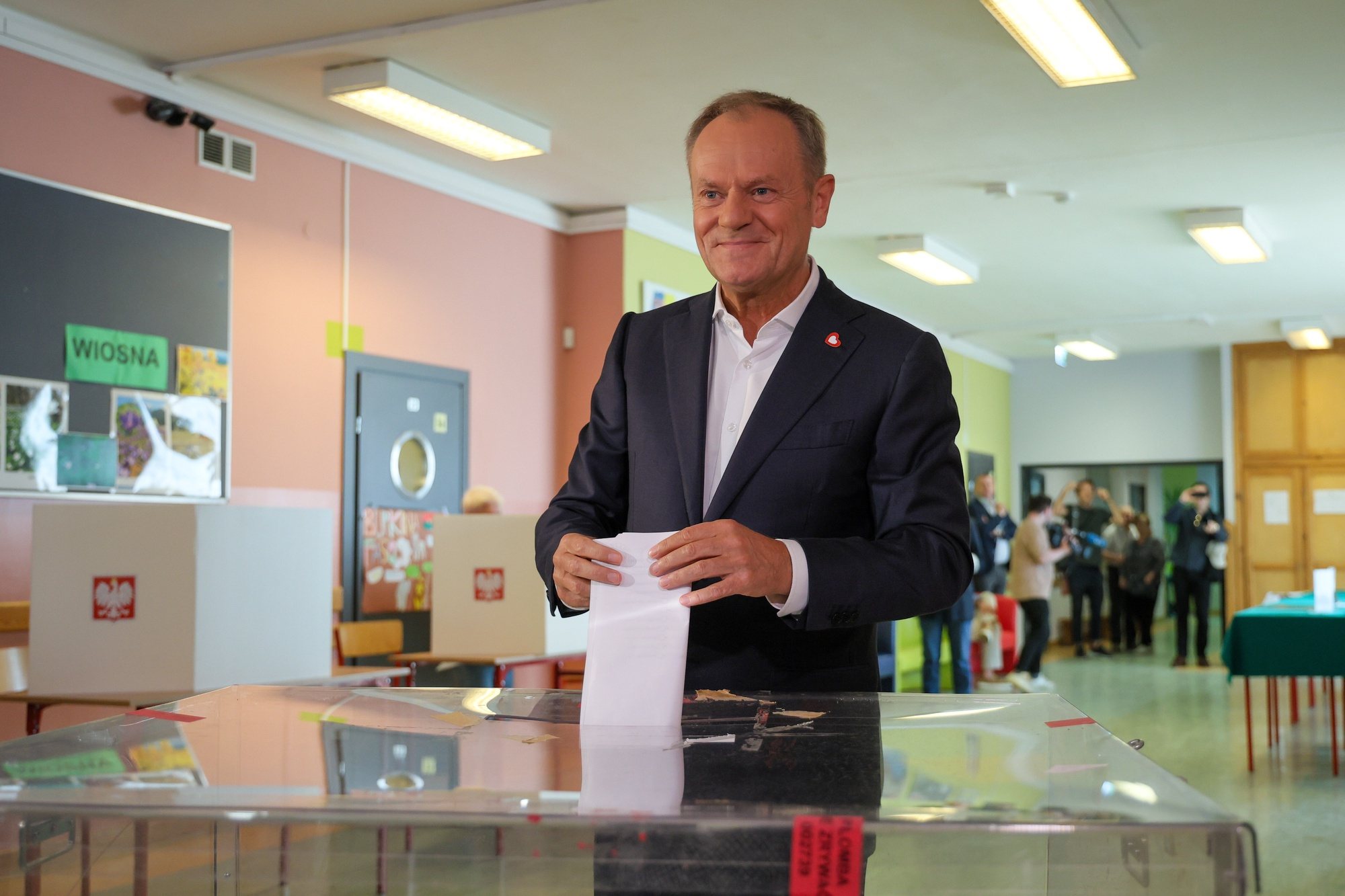 epa11399055 Prime Minister Donald Tusk votes in the European elections, at a polling station at Elementary School No. 12 in Warsaw, Poland, 09 June 2024. The European Parliament elections take place across EU member states from 06 to 09 June 2024.  EPA/PAWEL SUPERNAK  POLAND OUT