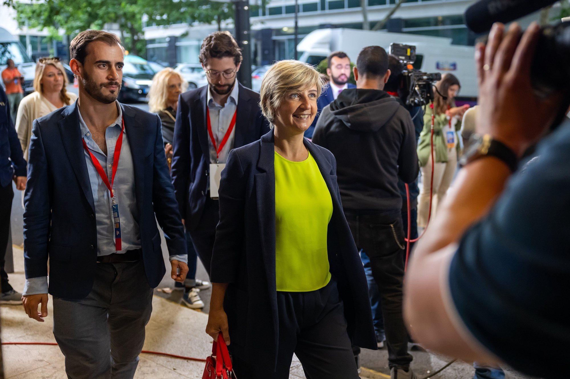 epa11400779 Socialist Party (PS) candidate Marta Temido (R) arrives at the party electoral headquarters on the European elections night in Lisbon, Portugal, 09 June 2024. More than 10.8 million registered voters in Portugal and abroad go to the polls to choose 21 of the 720 members of the European Parliament.  EPA/JOSE SENA GOULAO