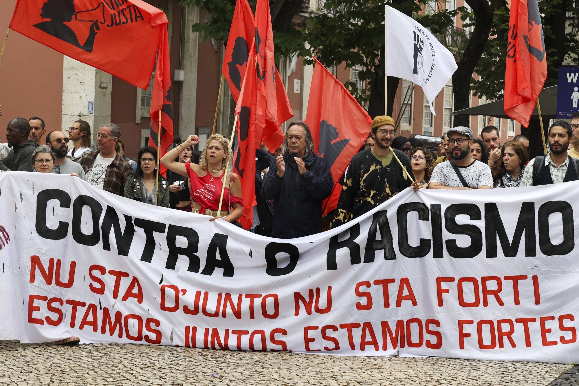 Perticipantes no dia de luta anti-racista, organizado pela Frente Anti-Racista, Associação Desportiva e Recreativa &quot;O Relâmpago&quot;, Conselho Português para a Paz e Cooperação, União de Sindicatos de Lisboa e Vida Justa, em Lisboa, 10 de junho de 2024. MANUEL DE ALMEIDA / LUSA