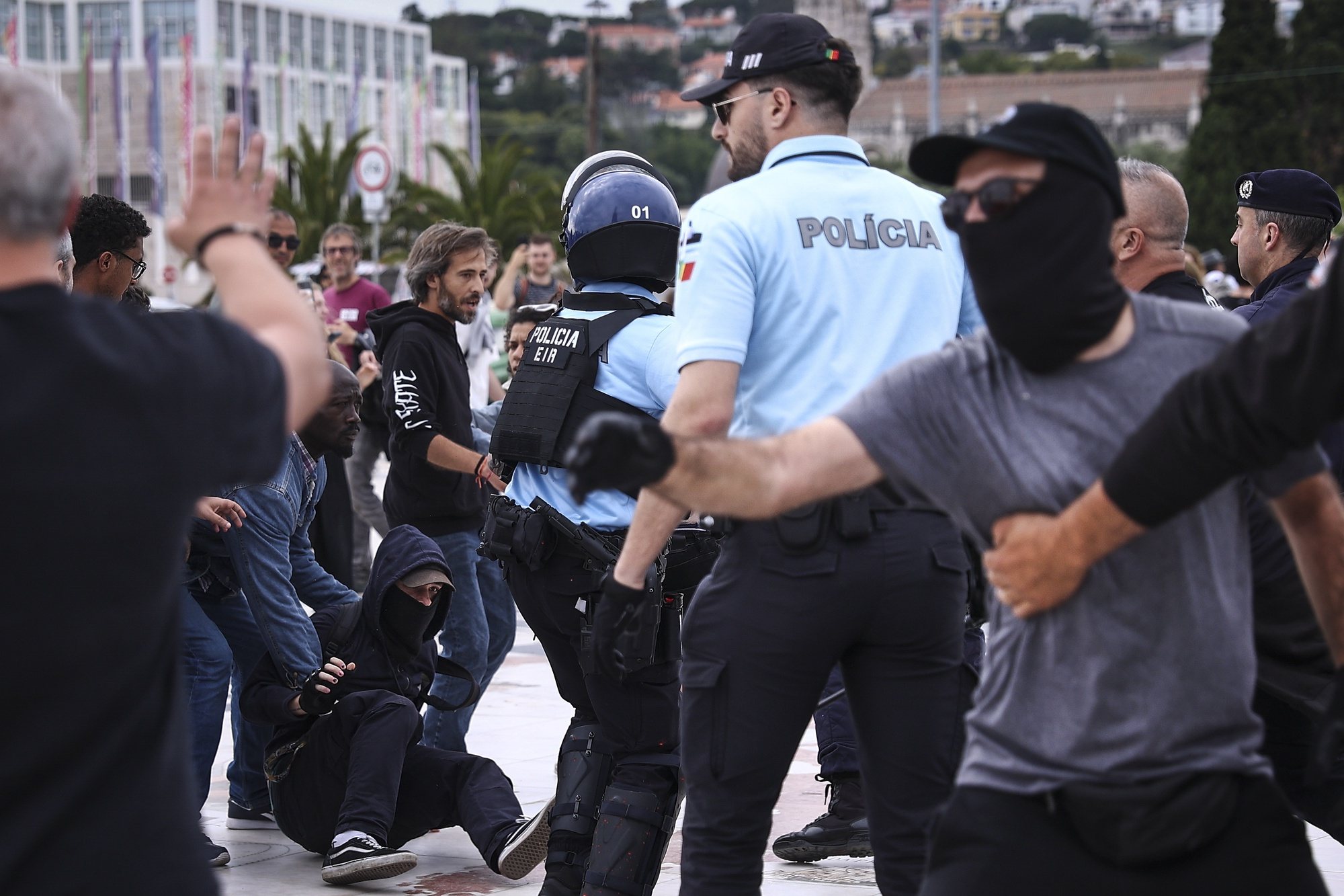 Anti-fascist and nationalist demonstrators clashed today near the Monument to the Discoveries in Lisbon, forcing the intervention of Public Security Police officers (PSP) to put an end to the incidents.officers to intervene to put an end to the incidents, Lisbon, Portugal, 10 June 2024. The clashes took place after about half an hour of mutual provocation between the two movements, which were only a few meters apart. As well as chanting, balloons with paint, torches and smoke pots were thrown. RODRIGO ANTUNES/LUSA