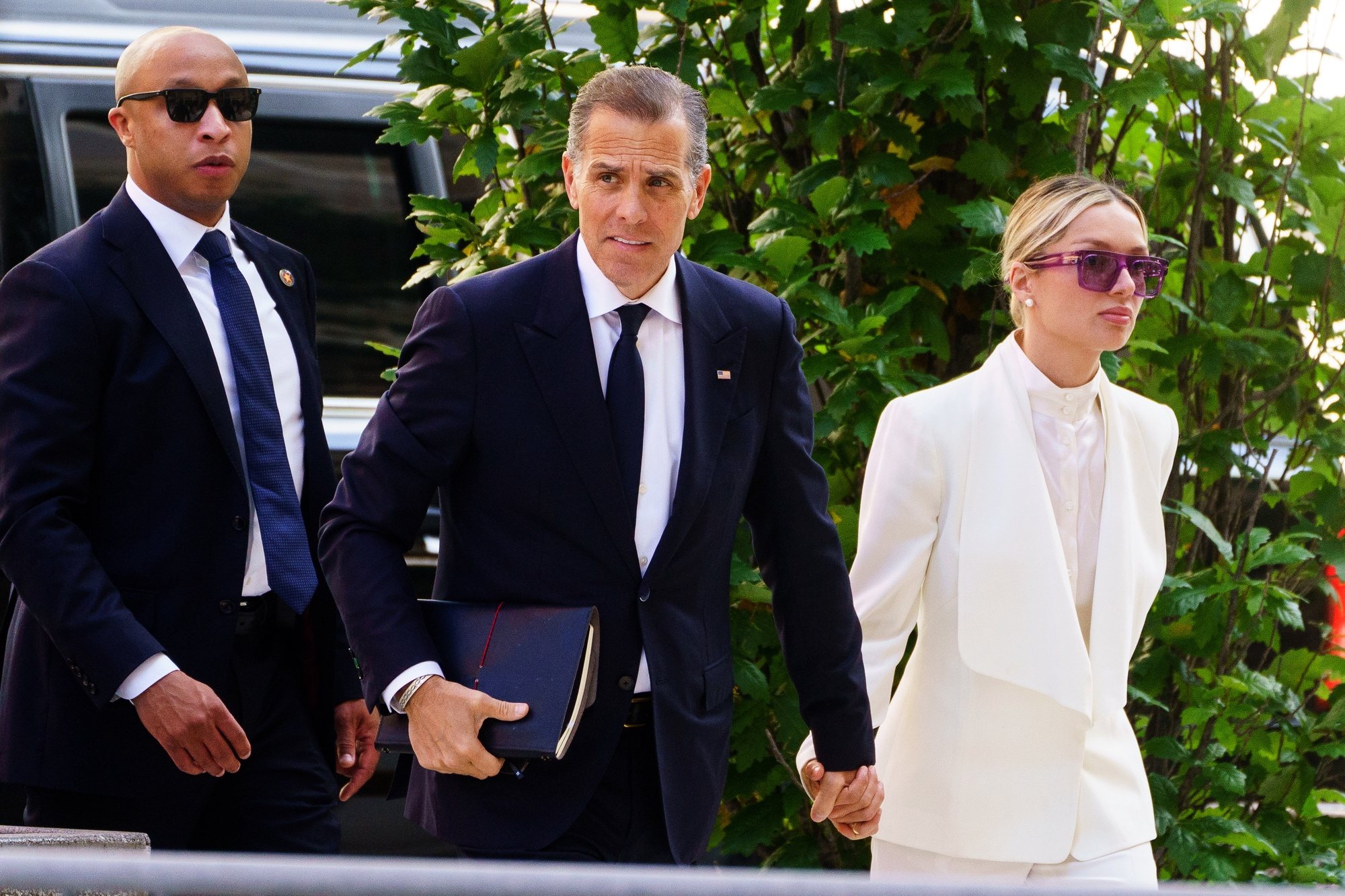 epa11395517 Hunter Biden (C), son of US President Joe Biden, and his wife Melissa Cohen Biden (R) arrive to the US Federal District Court in Wilmington, Delaware, USA, 07 June 2024. Hunter Biden is facing federal criminal charges for allegedly lying on a federal form when purchasing a gun in 2018.  EPA/WILL OLIVER