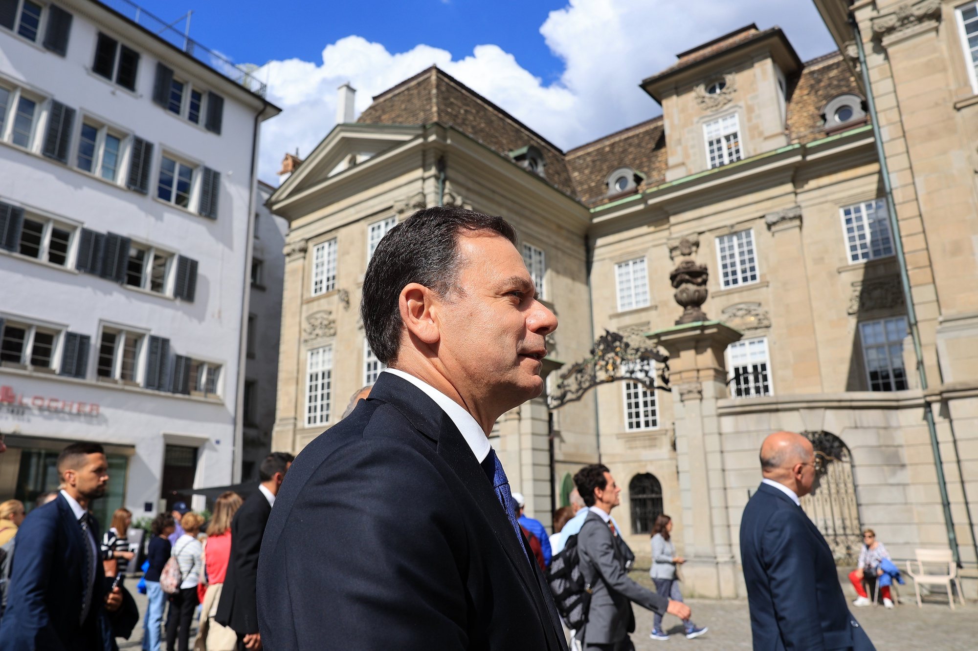 O primeiro-ministro, Luís Montenegro, caminha no centro de Zurique, no âmbito das Comemorações do 10 de Junho, Dia de Portugal, de Camões e das Comunidades Portuguesas, 12 de junho de 2024, na Suíça. ESTELA SILVA/LUSA