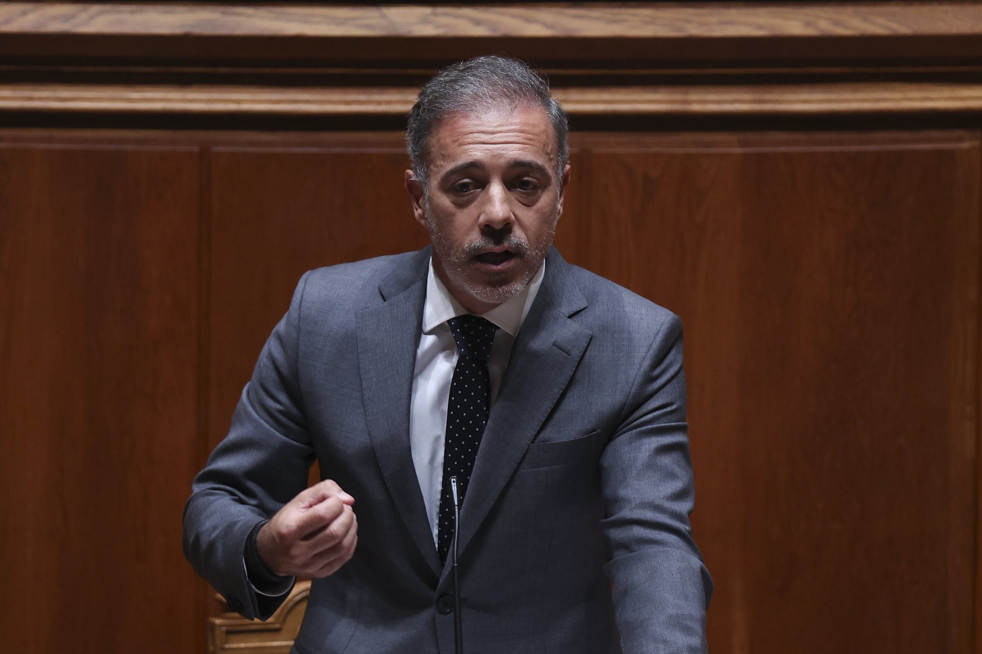 O ministro  dos Assuntos Parlamentares, Pedro Duarte, intervém durante a sessão plenária, na Assembleia da República, em Lisboa, 12 junho de 2024. ANTÓNIO COTRIM/LUSA