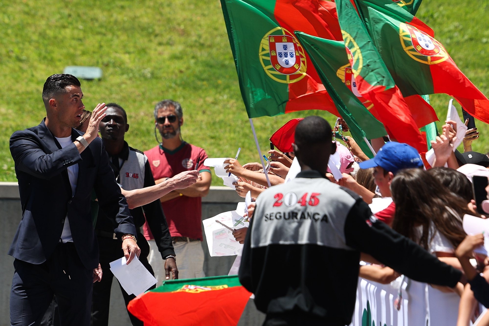 Portuguese national soccer team player Cristiano Ronaldo waves to the crowd in Oeiras, 13th june 2024. Portuguese team is departing today to participate in Germany on the Euro 2024 Championship. TIAGO PETINGA/LUSA