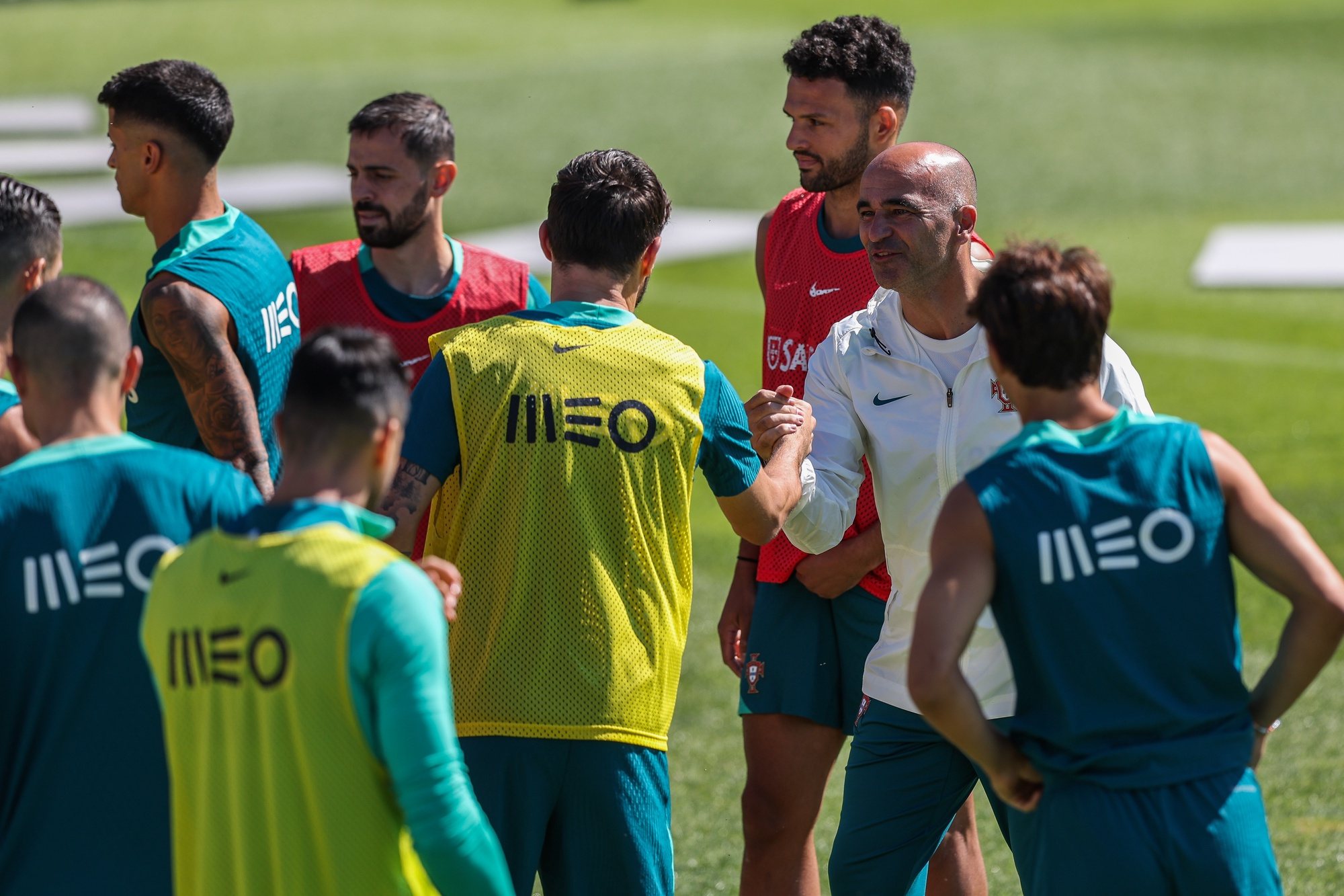 Portuguese national soccer team head coach Roberto Martinez greeting his players during the last training session in Oeiras, 13th june 2024. Portuguese team is departing today to participate in Germany on the Euro 2024 Championship. TIAGO PETINGA/LUSA