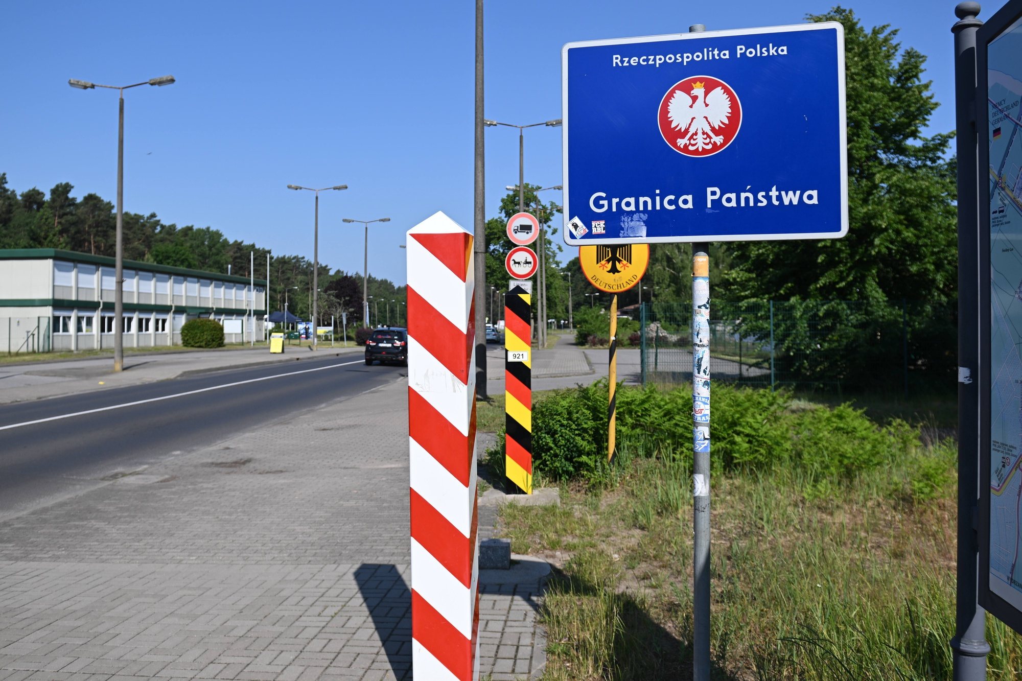 epa11383389 Polish-German border crossing Swinoujscie-Ahlbeck, Poland, 01 June 2024. The Neubrandenburg Police Presidium, together with the Regional Police Headquarters in Szczecin, are creating a permanent Polish-German Police Team, which will operate in the areas of responsibility of the Heringsdorf Police Unit and the Swinoujscie Municipal Police Station. This will provide bilingual and bi-national service in the form of patrols and more closely link cooperation between the units.  EPA/Marcin Bielecki POLAND OUT