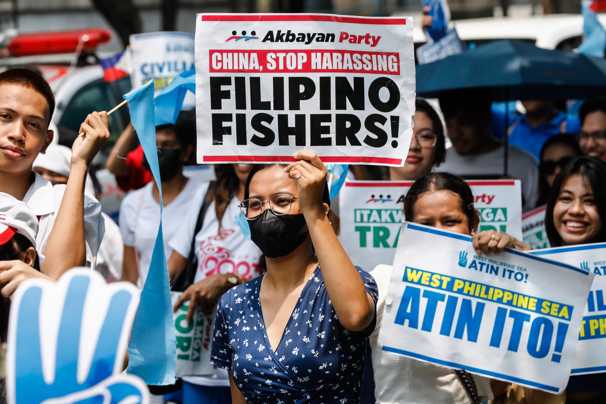 epa11403256 A protester (C) holds a sign supporting Philippine fishing workers during a rally against China&#039;s alleged harassment toward Philippine contingents in disputed waters of the South China Sea, outside China&#039;s consular office in Makati City, Metro Manila, Philippines, 11 June 2024. The protesters claim that the Chinese Coast Guard and defense units have been conducting aggressive maneuvers against Philippine vessels and endangered the lives of Philippine contingents in various areas of the disputed waters.  EPA/ROLEX DELA PENA