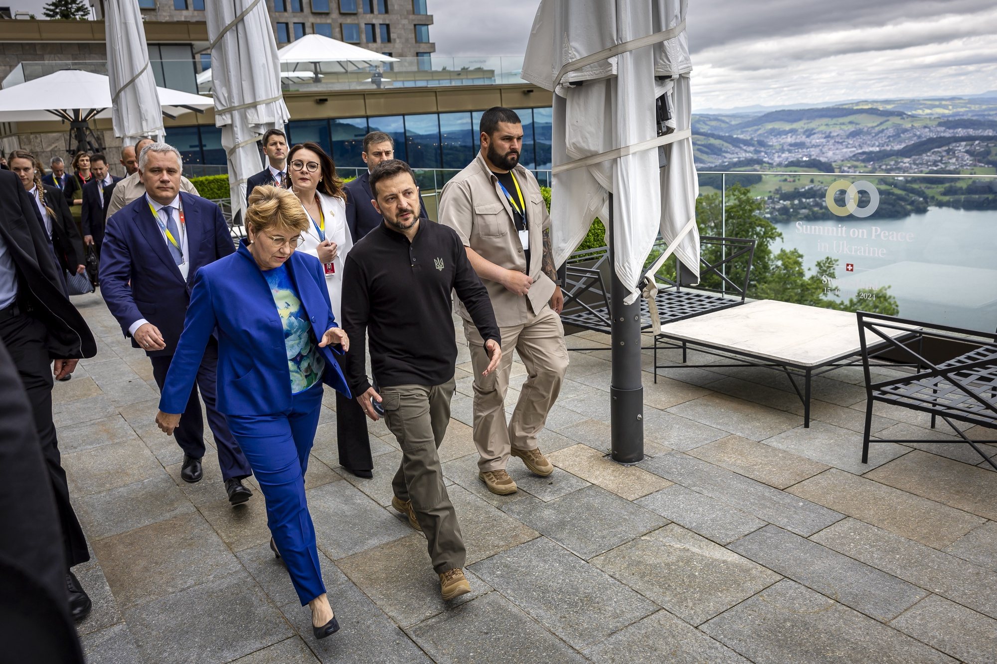 epa11411894 Ukraine&#039;s President Volodymyr Zelensky (R) and Swiss Federal President Viola Amherd (L) walk after delivering a press statement during the Summit on Peace in Ukraine, in Stansstad near Lucerne, Switzerland, 15 June 2024. International heads of state gather on 15 and 16 June at the Buergenstock Resort in central Switzerland for the two-day Summit on Peace in Ukraine.  EPA/MICHAEL BUHOLZER / POOL EDITORIAL USE ONLY