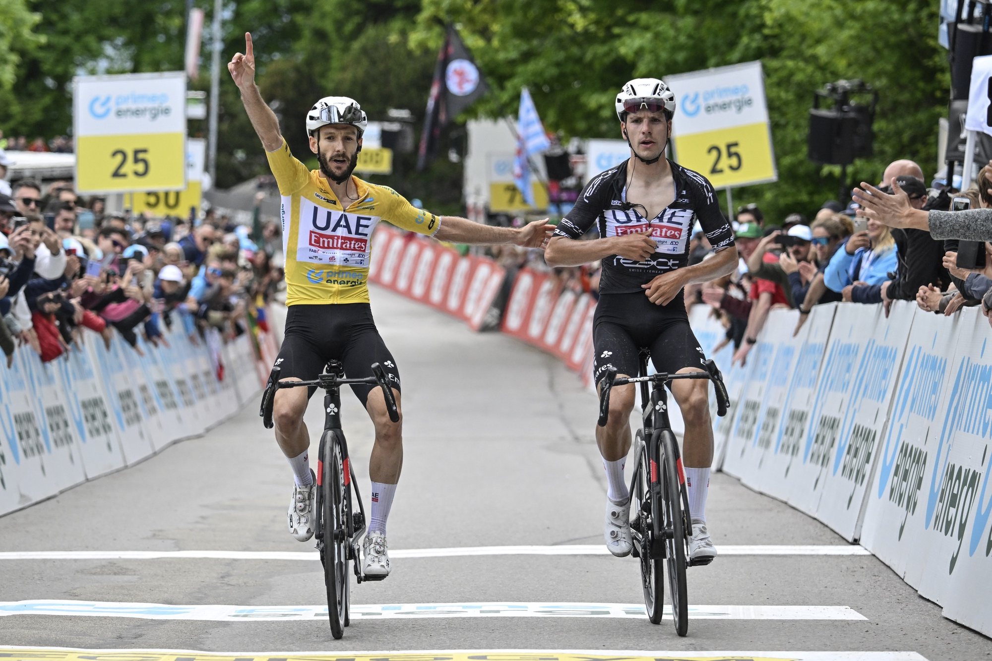 epa11412614 Adam Yates from Great Britain of UAE Team Emirates (L) wins ahead of Joao Almeida from Portugal of UAE Team Emirates during the Tour de Suisse&#039;s seventh stage, a 118.2km cycling race from Villars-sur-Ollon to Villars-sur-Ollon, Switzerland, 15 June 2024.  EPA/GIAN EHRENZELLER