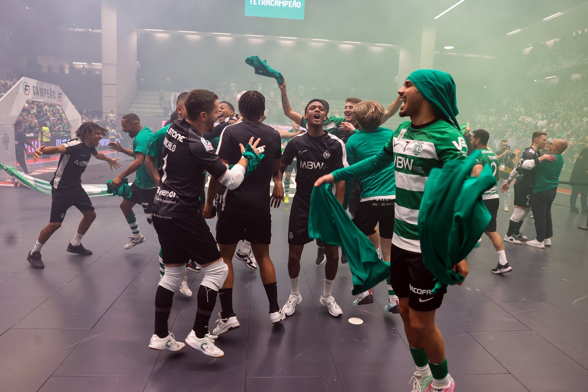Os jogadores do Sporting CP festejam a conquista da Liga de Futsal, no final do 3.º jogo do play-off, disputado no Pavilhão João Rocha, em Lisboa, 15 de junho de 2024. MANUEL DE ALMEIDA/LUSA