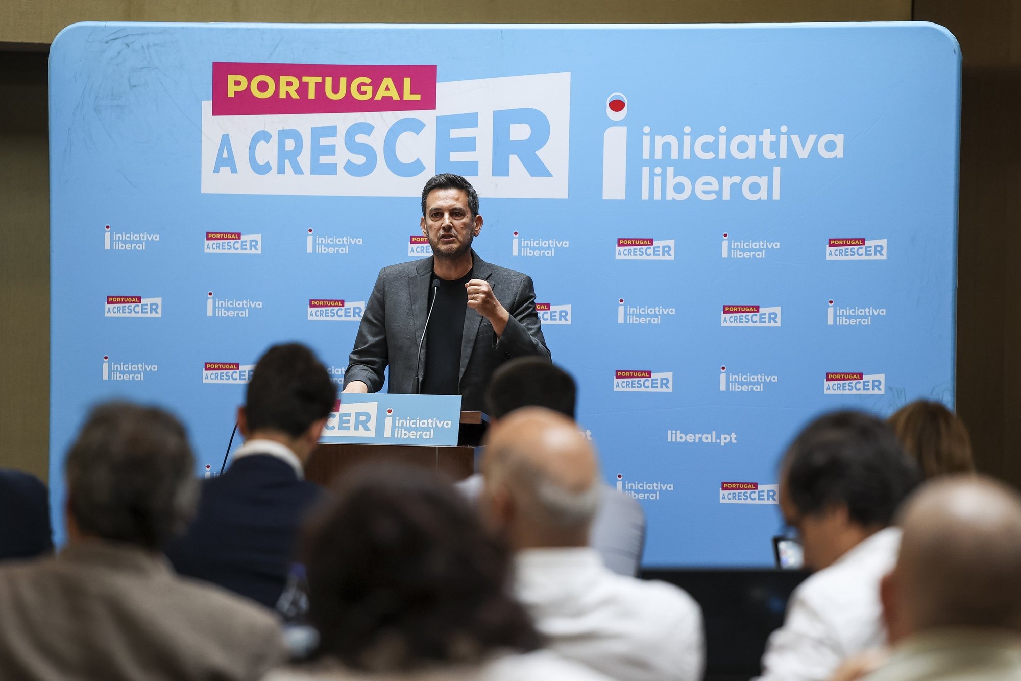 O presidente da Iniciativa Liberal (IL), Rui Rocha, durante a intervenção inicial na reunião do conselho nacional do partido, em Coimbra, 16 de junho de 2024. PAULO NOVAIS/LUSA