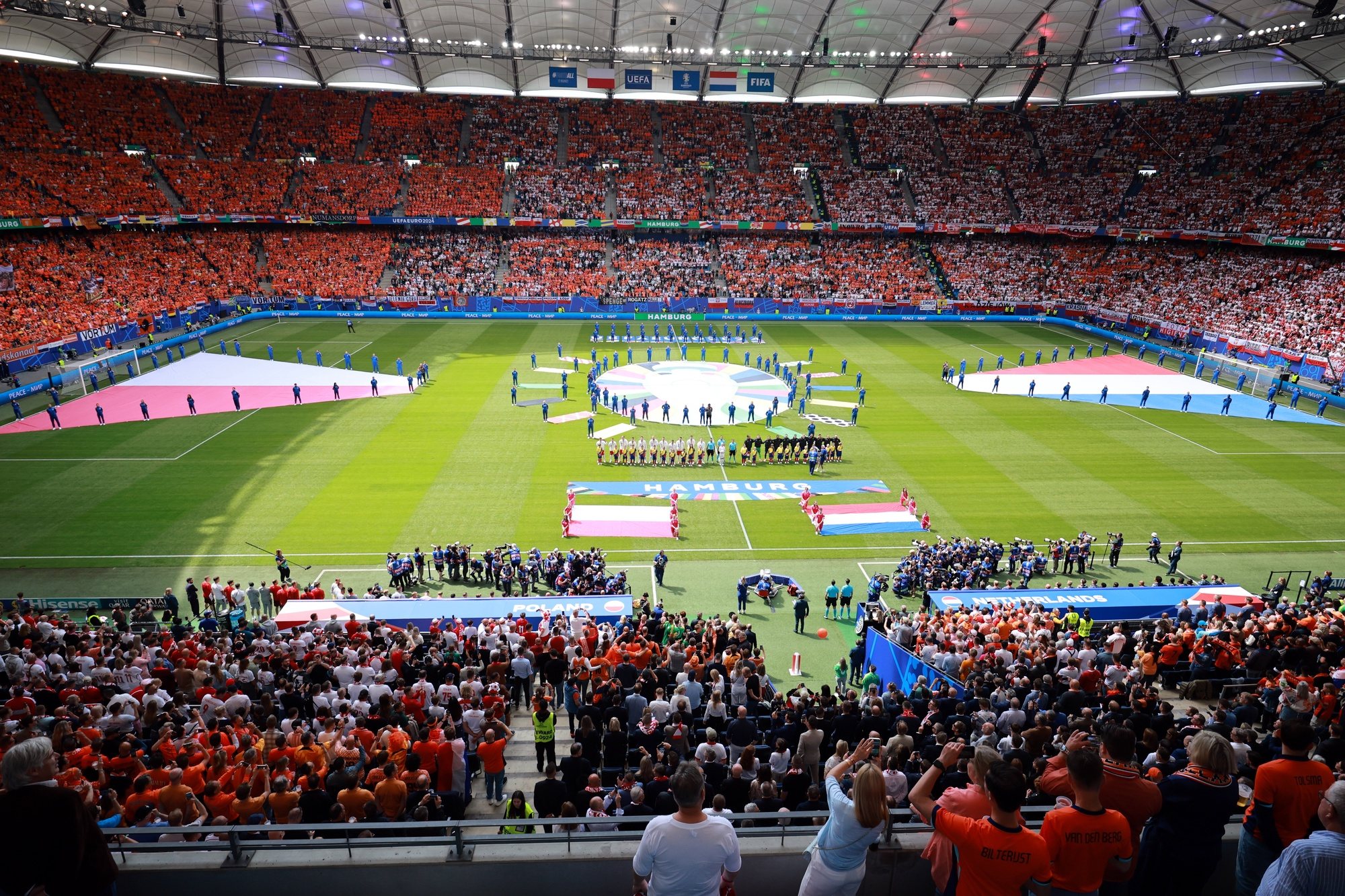 epa11415111 A general view of the stadium as the players stand for the national anthems prio to the UEFA EURO 2024 group D match between Poland and Netherlands, in Hamburg, Germany, 16 June 2024.  EPA/CLEMENS BILAN
