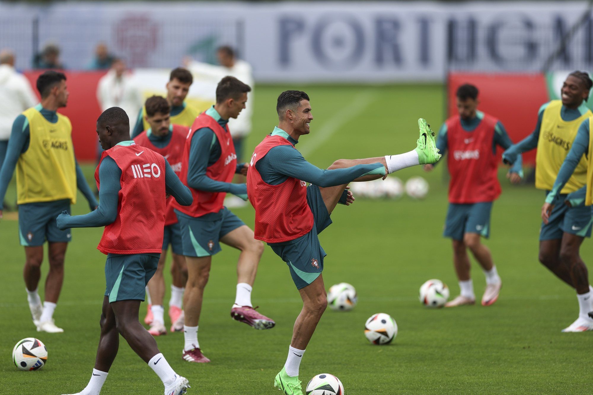 epa11411633 Portugal player Cristiano Ronaldo (C) participates in a training session of the national team in Harsewinkel, Germany, 15 June 2024. Portugal will play their first match at the UEFA EURO 2024 against the Czech Republic on 18 June 2024.  EPA/MIGUEL A. LOPES