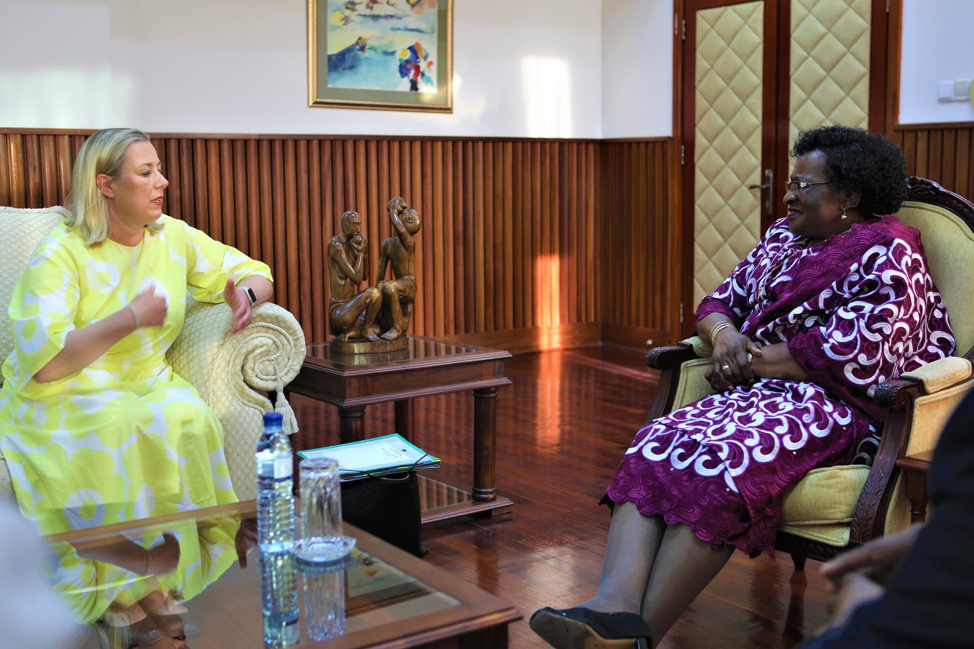 A comissária europeia para as Parcerias Internacionais, Jutta Urpilainen (E), é recebida pela ministra dos Negócios Estrangeiros e Cooperação de Moçambique, Verónica Macamo (D), em Maputo, Moçambique, 18 de junho de 2024. Jutta Urpilainen inicia hoje uma visita de dois dias a Moçambique para o estreitamento da parceria entre a União Europeia (UE) e o país africano, refere-se numa nota da organização comunitária. LUÍSA NHANTUMBO/LUSA