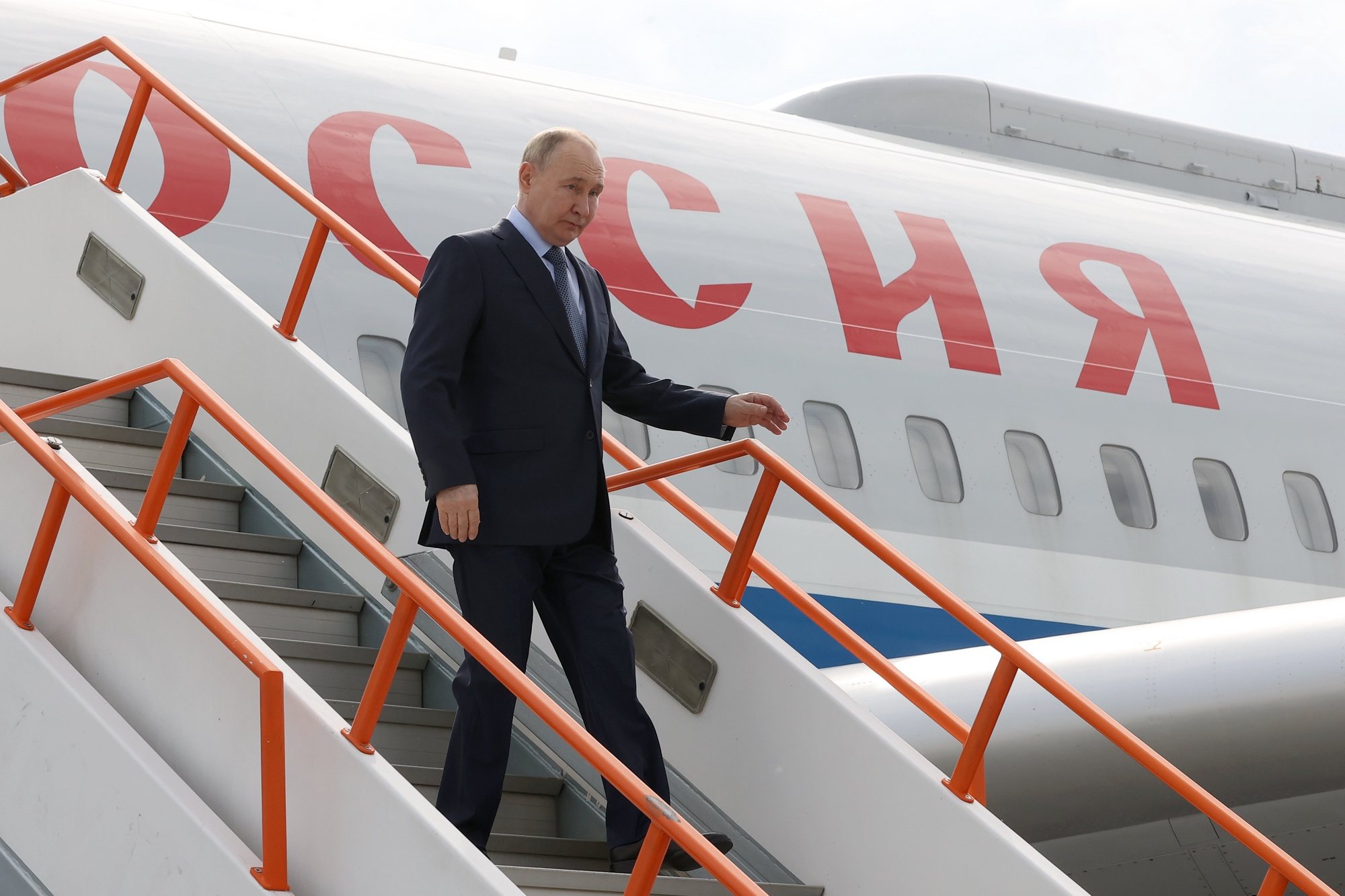 epa11419866 Russian President Vladimir Putin disembarks from a plane upon arrival at the airport of Yakutsk, Republic of Sakha (Yakutia), Russia, 18 June 2024.  EPA/SERGEI KARPUKHIN / SPUTNIK / KREMLIN POOL MANDATORY CREDIT