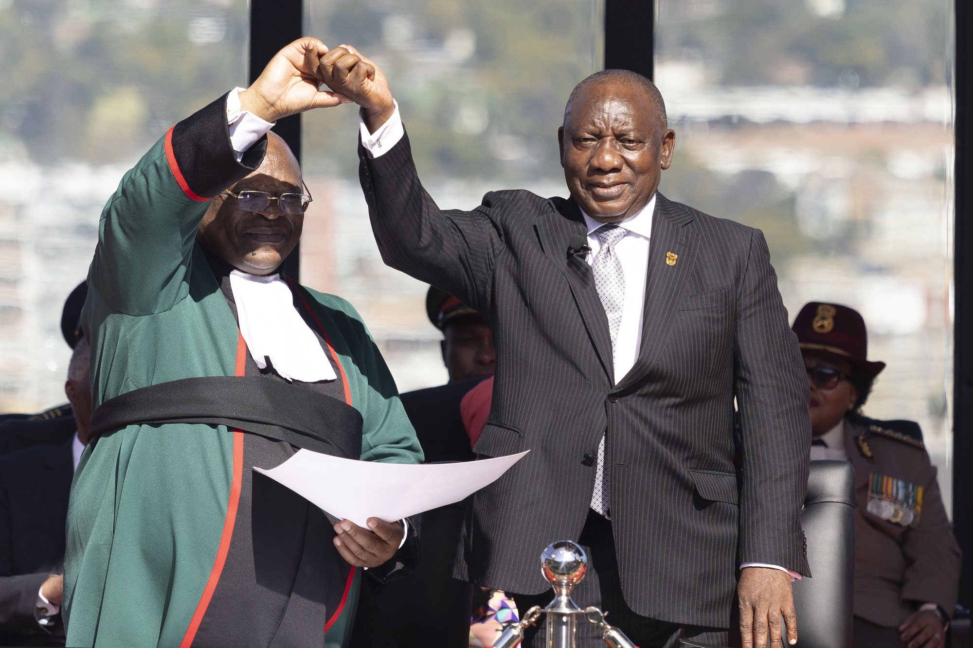 epaselect epa11422017 South Africa&#039;s Chief Justice Raymond Zondo (L) and Cyril Ramaphosa (R) join hands during Ramaphosa&#039;s swearing-in as South African president at the Union Buildings in Pretoria, South Africa, 19 June 2024. Ramaphosa was re-elected as South Africa&#039;s president by the National Assembly on 14 June 2024, following the country&#039;s general elections held on 29 May 2024.  EPA/KIM LUDBROOK / POOL