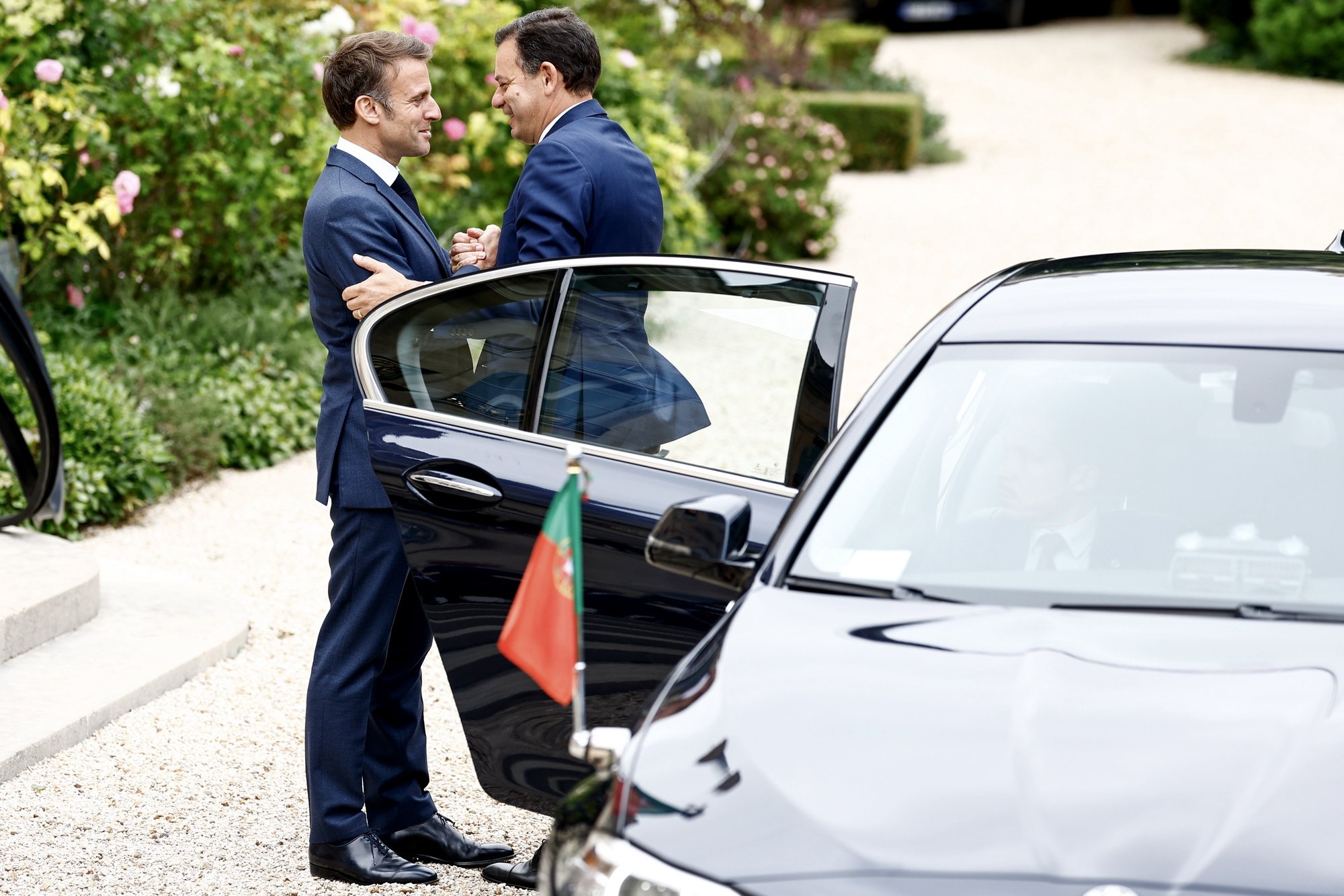 epa11422301 French President Emmanuel Macron (L) welcomes Portuguese Prime Minister Luis Montenegro before a working lunch at the Elysee Palace in Paris, France, 19 June 2024. According to the Elysee Palace press release, the two leaders&#039; meeting focused on the strategic agenda of the European Union ahead of the European Council on 27 and 28 June, as well as international issues, such as the situation in Ukraine and the Middle East.  EPA/MOHAMMED BADRA