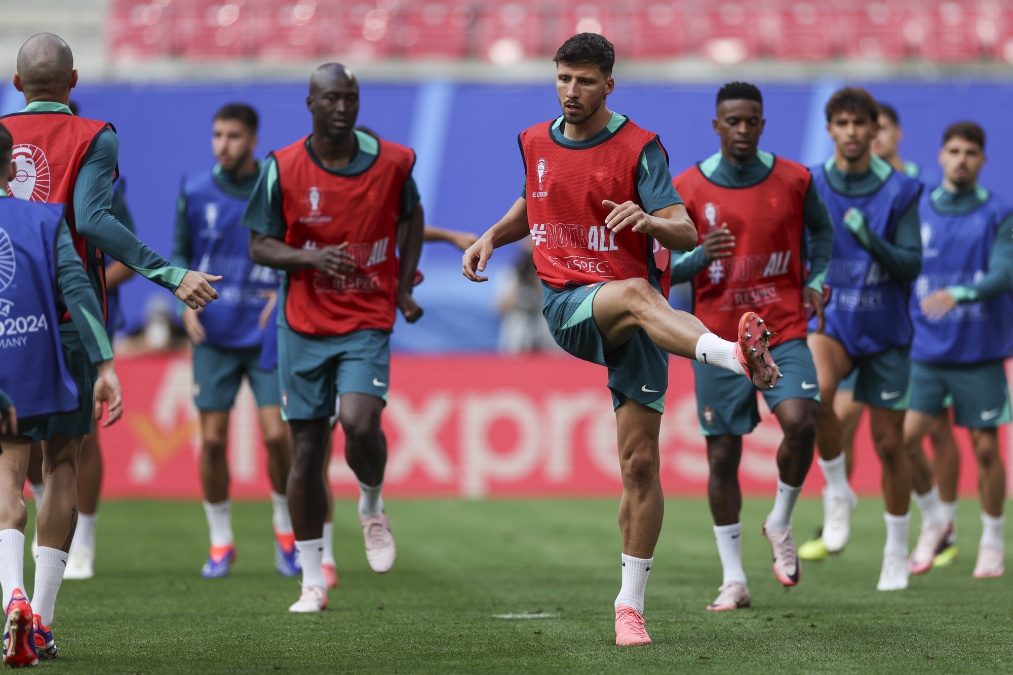 epa11418412 Portugal national soccer team player Ruben Dias (C) during a training session in Leipzig, Germany, 17 June 2024. The Portuguese national soccer team will face Czech Republic in a UEFA EURO 2024 Group F match on 18 June.  EPA/MIGUEL A. LOPES