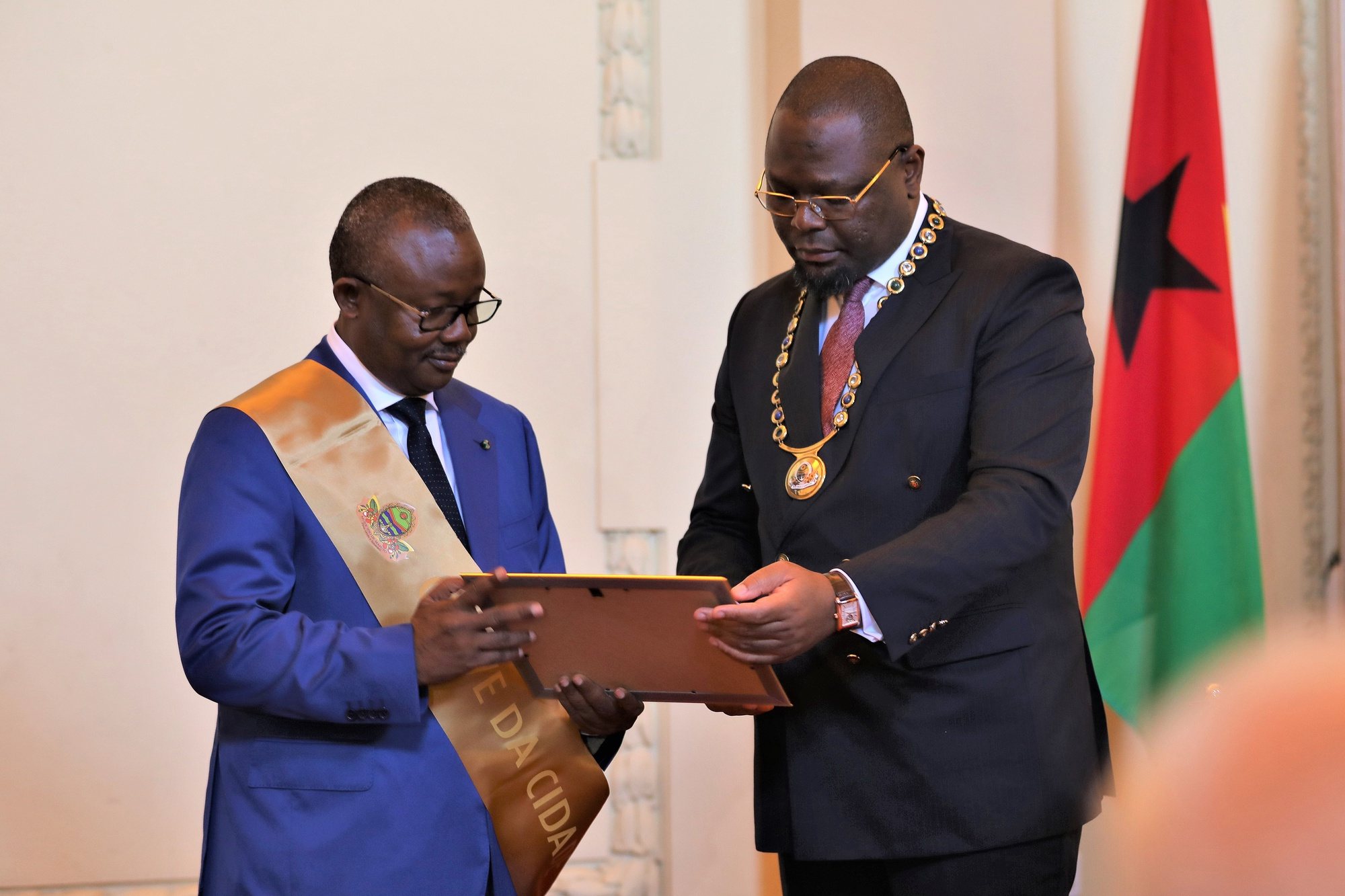 O Presidente da Guiné-Bissau, Umaro Sissoco Embaló (E), recebe do presidente do município de Maputo, Razaque Manhique (D), a chave da cidade de Maputo, em Moçambique, 20 de junho de 2024. O Presidente da Guiné-Bissau, iniciou na quarta-feira uma visita de Estado de três dias a Moçambique com a cooperação entre os dois países na agenda. LUÍSA NHANTUMBO/LUSA