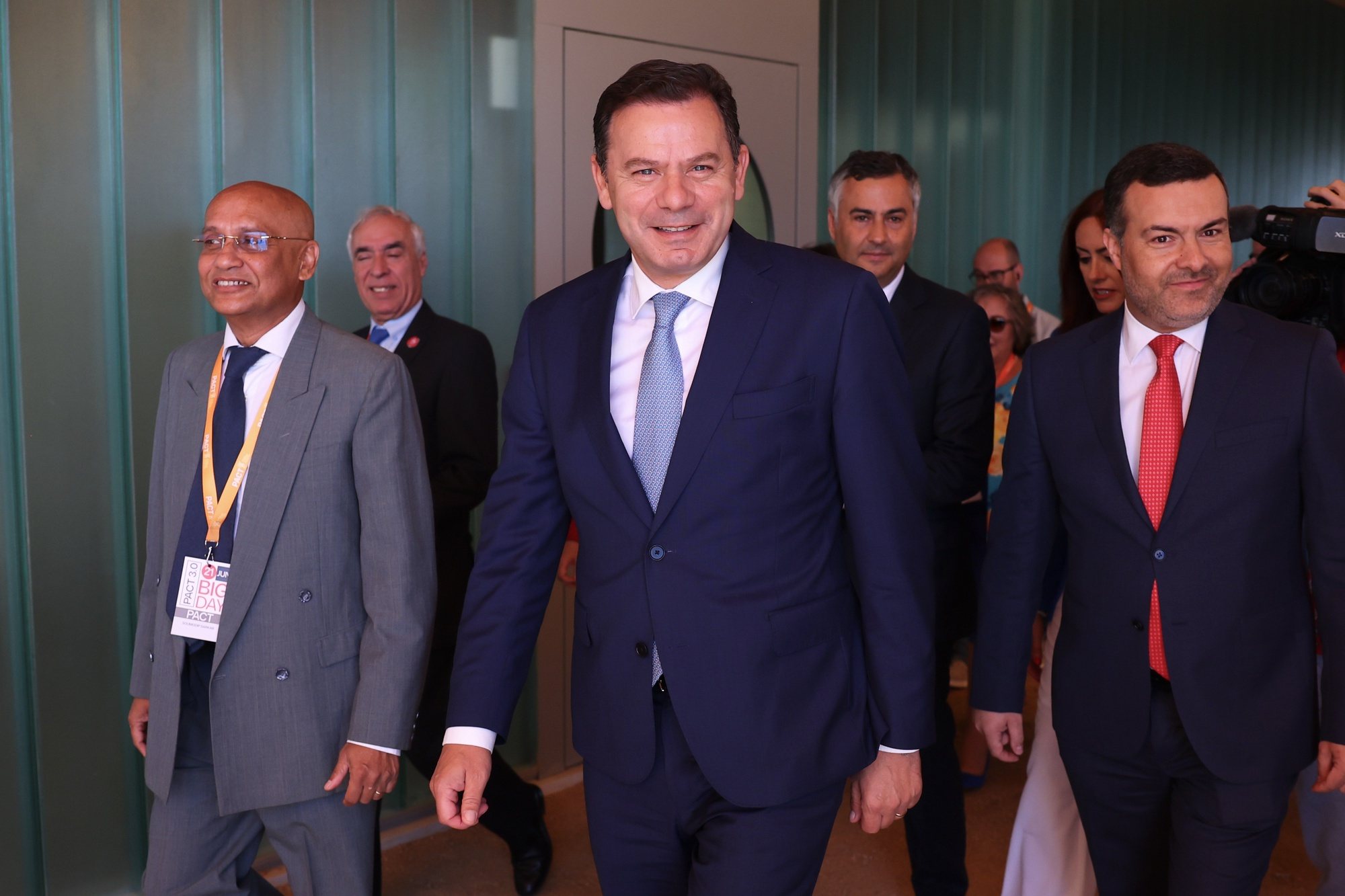 O primeiro-ministro, Luís Montenegro (C), À chegada para a inauguração do Complexo PACT 3.0, no Parque do Alentejo de Ciência e Tecnologia, Évora, 21 de junho de 2024. NUNO VEIGA/LUSA