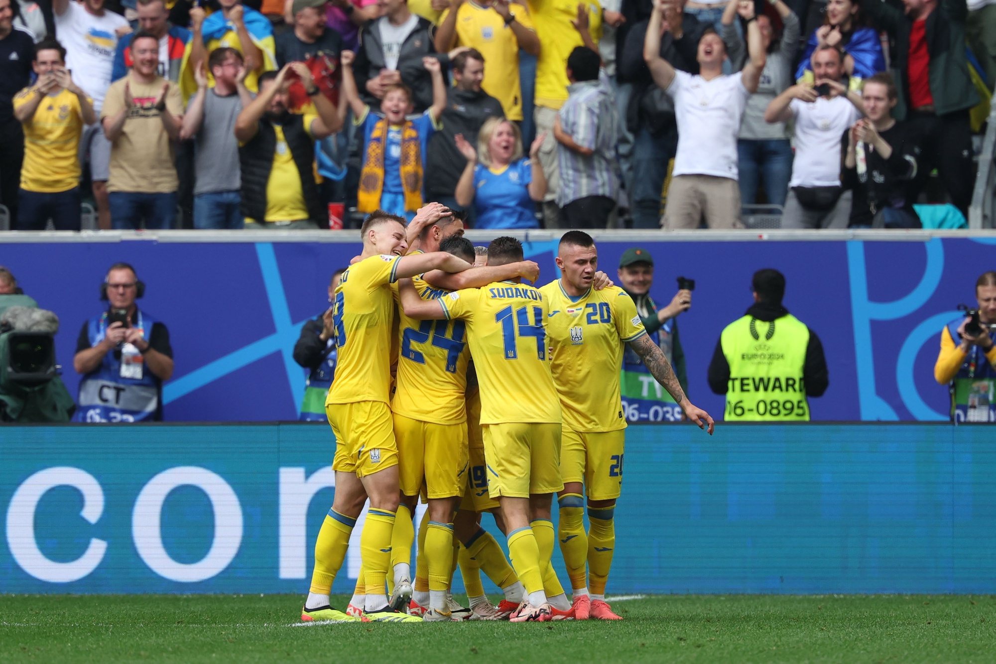 epa11428021 Players of Ukraine celebrate the 2-1 lead during the UEFA EURO 2024 group E soccer match between Slovakia and Ukraine, in Dusseldorf, Germany, 21 June 2024.  EPA/CHRISTOPHER NEUNDORF
