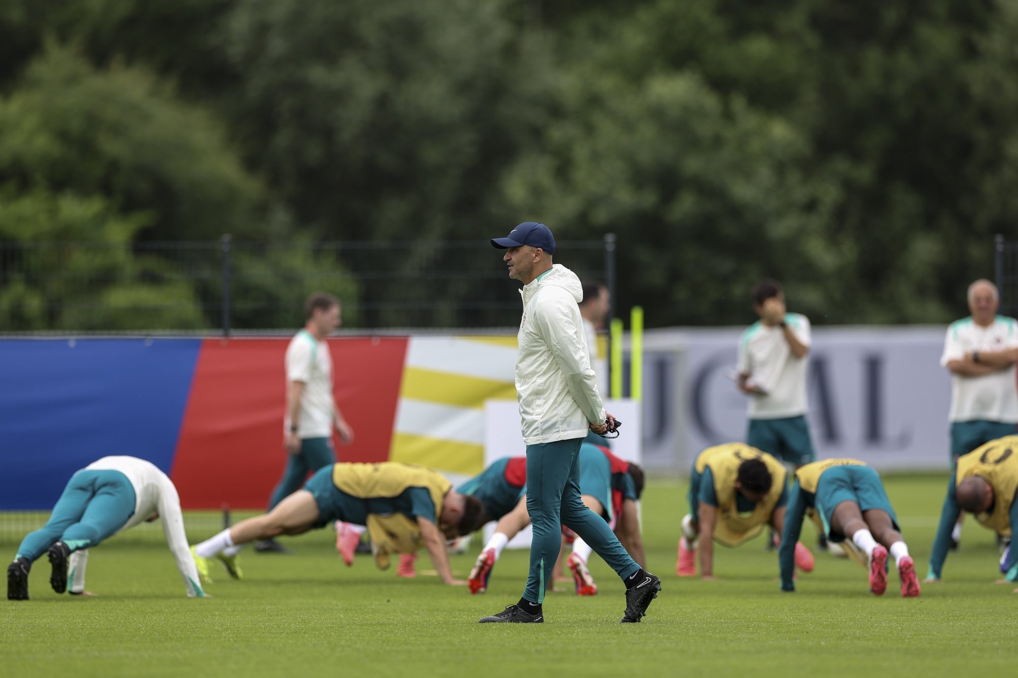 epa11427411 Portugal national soccer team head coach Roberto Martinez during a training session in Marienfeld, Harsewinkel, Germany, 21 June 2024. Portugal will face Turkey in a UEFA EURO 2024 Group F match on 22 June.  EPA/MIGUEL A. LOPES