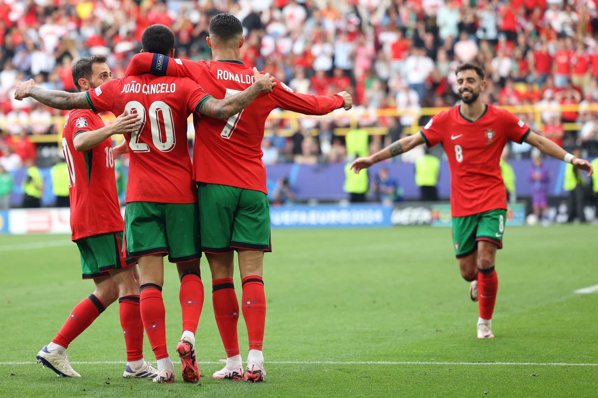 epa11430952 Bruno Fernandes (R), Bernardo Silva (L), Joao Cancelo (2-L) and Cristiano Ronaldo of Portugal celebrate the 0-3 goal during the UEFA EURO 2024 group F soccer match between Turkey and Portugal, in Dortmund, Germany, 22 June 2024.  EPA/MIGUEL A. LOPES