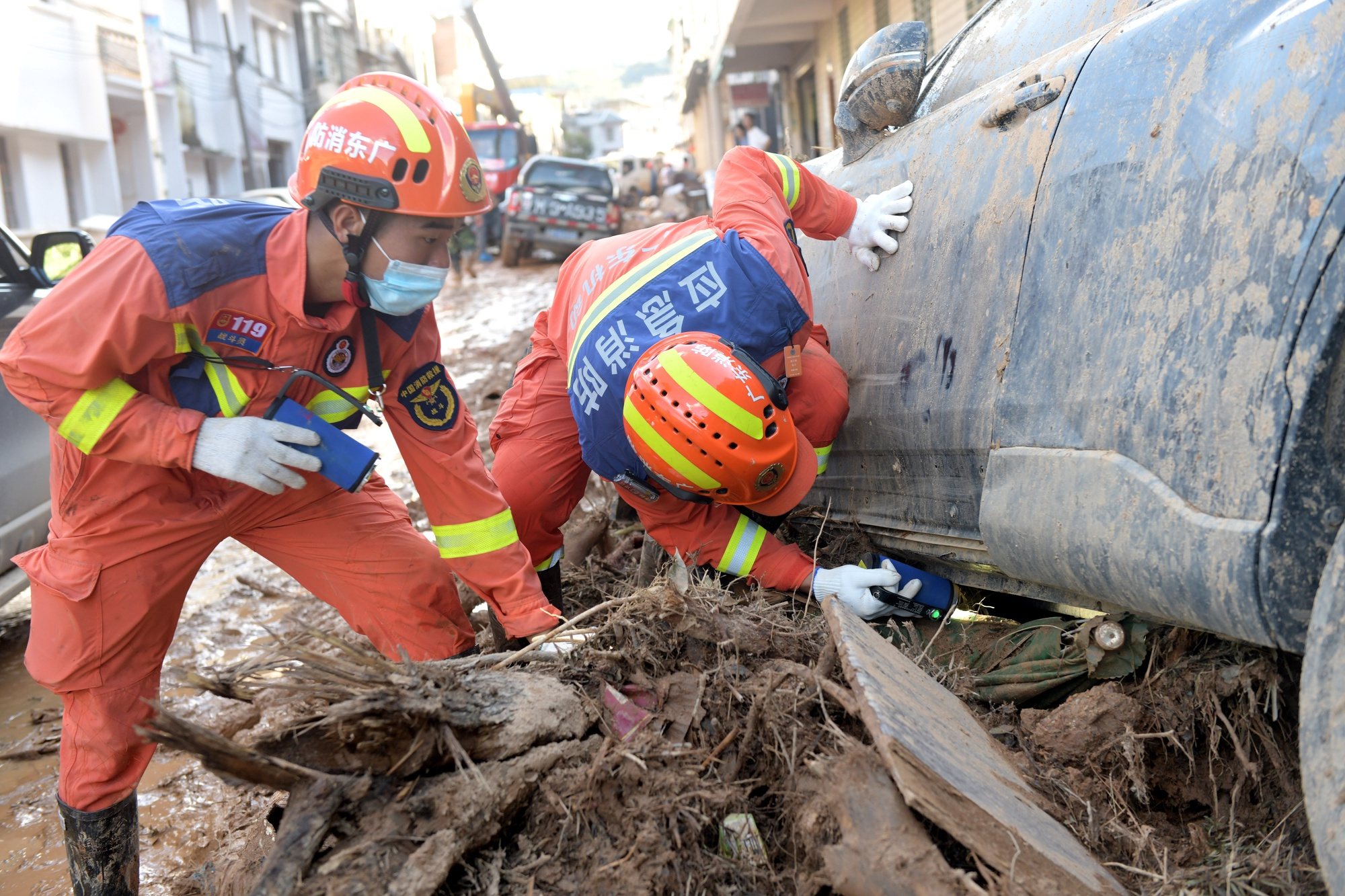 epa11427552 Rescuers work in a flood-affected area in Sishui Township of Pingyuan County, Meizhou City, south China&#039;s Guangdong Province, 20 June 2024 (issued 21 June 2024). Heavy rainfall has pelted many areas in southern China since 09 June, prompting local authorities to beef up flood control and rescue measures to reduce disaster damage.  EPA/XINHUA / LU HANXIN CHINA OUT / UK AND IRELAND OUT  /       MANDATORY CREDIT  EDITORIAL USE ONLY  EDITORIAL USE ONLY