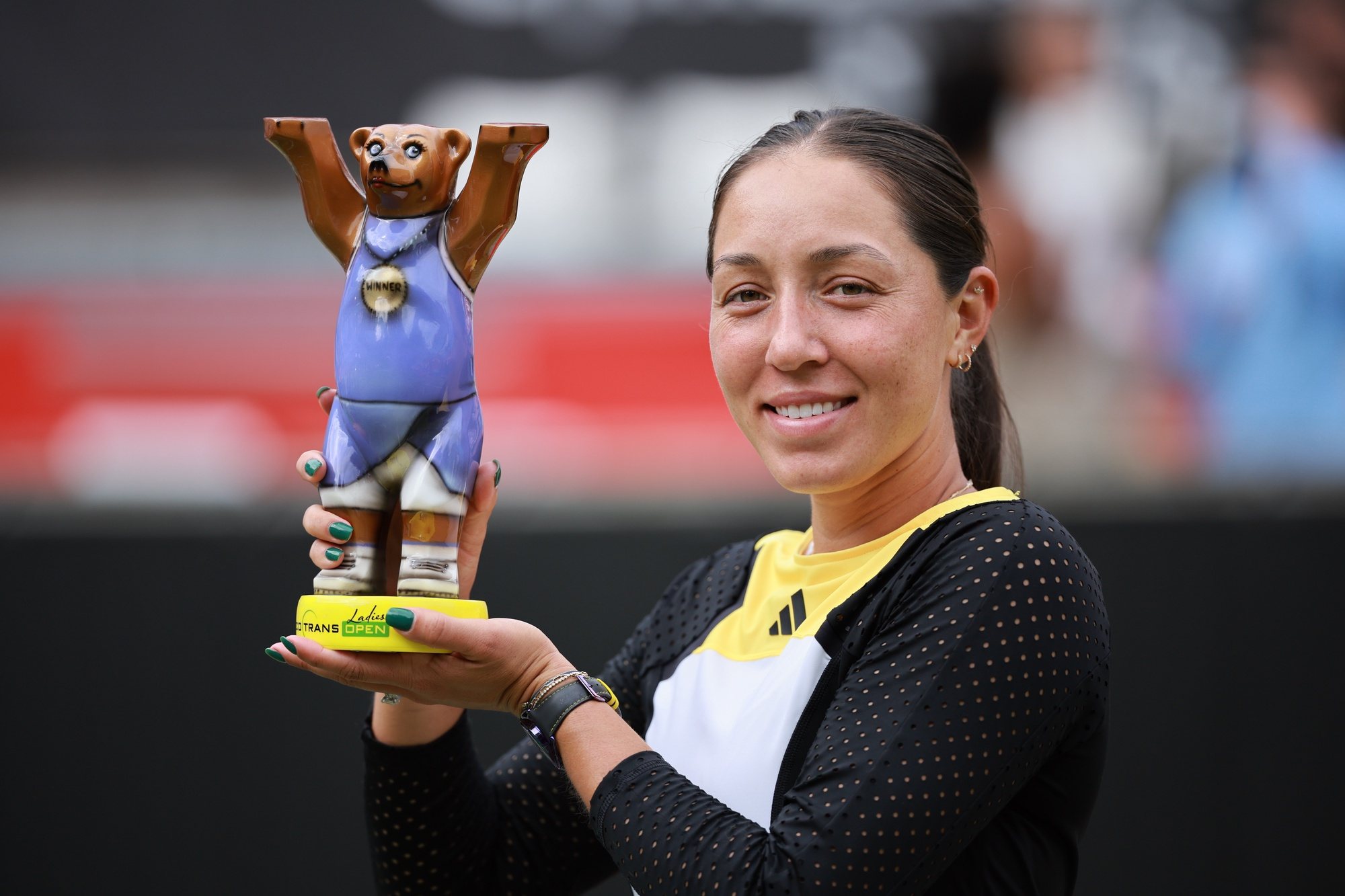 epa11432064 Jessica Pegula of the USA poses with her trophy after winning the final match at the WTA German Open tennis tournament in Berlin, Germany, 23 June 2024.  EPA/CLEMENS BILAN