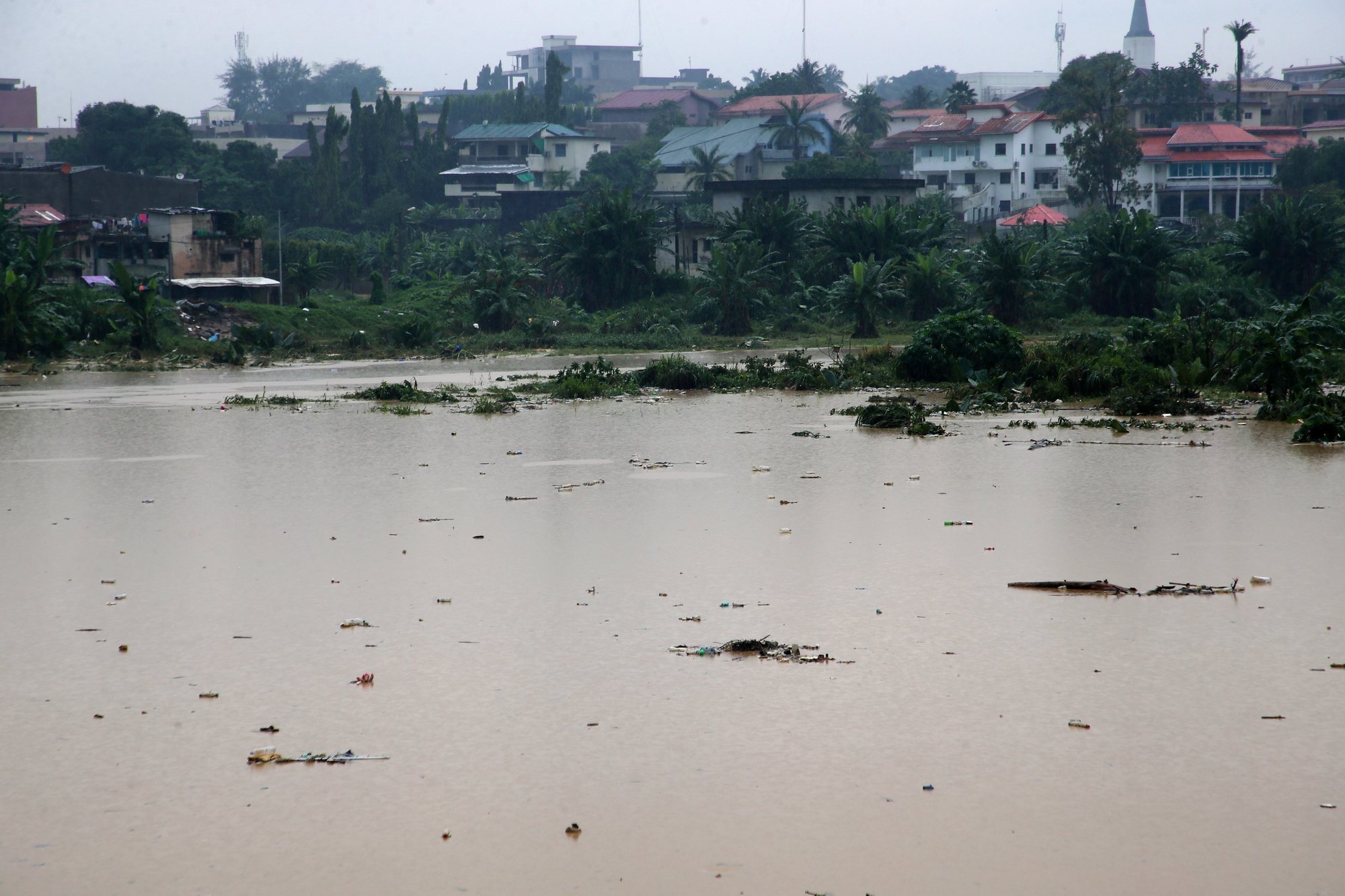 epa11410100 A view of a flooded area in Cocody after heavy rains in Abidjan, Ivory Coast, 14 June 2024. The city of Abidjan has been on high alert since 13 June 2024, as the rainy season with its associated risks has resumed. According to a provisional report from the Military Fire Brigade (GSPM), the severe weather has resulted in over 200 casualties so far.  EPA/LEGNAN KOULA