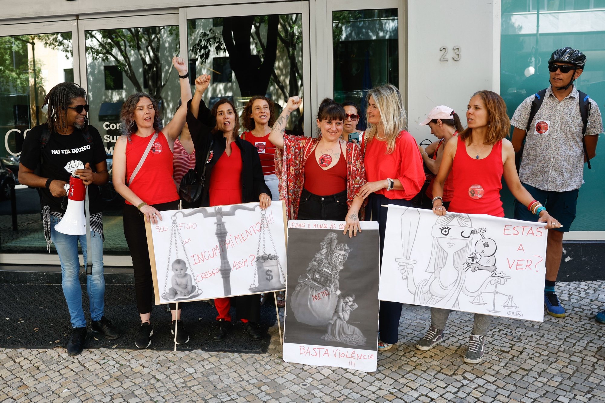 Um grupo de mulheres protesta em frente ao Conselho Superior da Magistratura, durante a Greve Internacional das Mulheres, contra todos os tipos de violência e abusos, solicitando alterações nas leis que protejam as vítimas na sua prevenção, acompanhamento e resolução/justiça, em Lisboa, 24 de junho de 2024. ANTÓNIO PEDRO SANTOS/LUSA