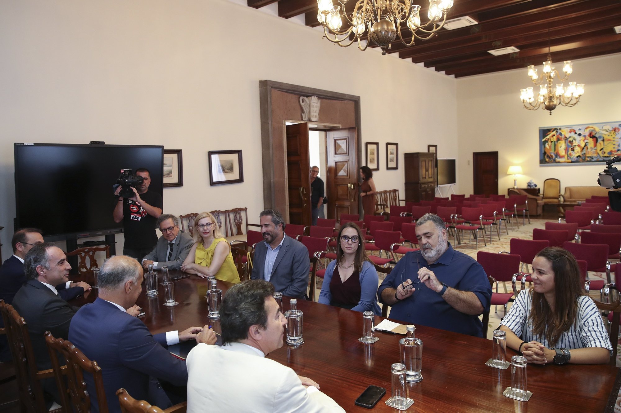 Jorge de Carvalho (3E), secretário Regional de Educação Ciência e Tecnologia, com a tutela dos assuntos parlamentares, reuniu esta tarde no Governo Regional com Miguel Castro (C), presidente do Chega/Madeira, Sara Madalena (5E), deputada pelo CDS-PP Madeira, Nuno Morna (2D) coordenador demissionário do IL/Madeira (Iniciativa Liberal), e Mónica Freitas (D) porta-voz do PAN/Madeira (Pessoas-Animais-Natureza) com a finalidade de consensualizar propostas para o Programa de Governo, a apresentar brevemente à Assembleia Legislativa da Madeira, Funchal, 24 de junho de 2024. HOMEM DE GOUVEIA/LUSA