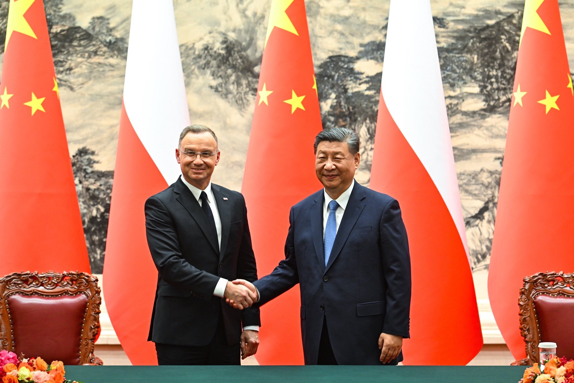 epa11434034 China&#039;s President Xi Jinping (R) and Poland&#039;s President Andrzej Duda (L) shake hands following their meeting at the Great Hall of the People in Beijing, China, 24 June 2024. President Duda, who began his official visit to China on 22 June, will also address economic forums in Dalian and Shanghai.  EPA/RADEK PIETRUSZKA POLAND OUT
