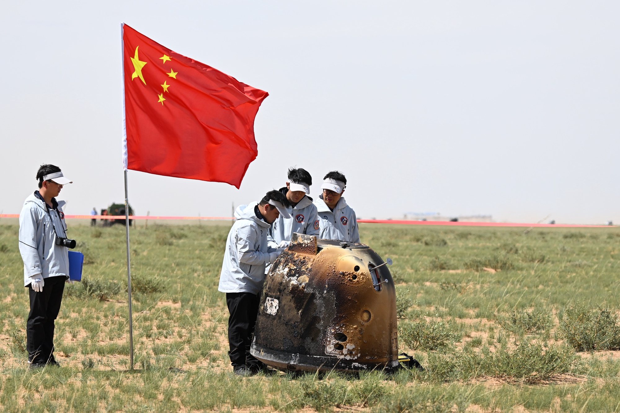 epa11435896 The return capsule of the Chang&#039;e-6 probe lands in Siziwang Banner, north China&#039;s Inner Mongolia Autonomous Region, 25 June 2024.
The returner of the Chang&#039;e-6 probe touched down on Earth on Tuesday, bringing back the world&#039;s first samples collected from the moon&#039;s far side.  EPA/XINHUA / Lian Zhen CHINA OUT / UK AND IRELAND OUT  /       MANDATORY CREDIT  EDITORIAL USE ONLY  EDITORIAL USE ONLY