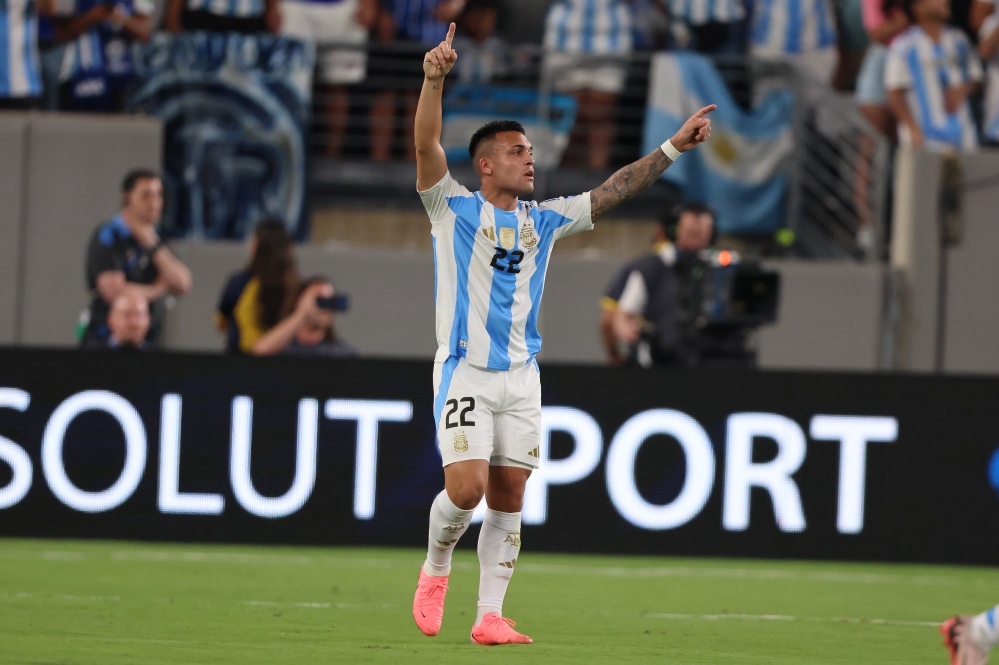epa11438297 Argentina forward Lautaro Martinez gestures following his goal during the second half of the CONMEBOL Copa America 2024 group A soccer match between Argentina and Chile, at MetLife Stadium in East Rutherford, New Jersey, USA, 25 June 2024.  EPA/JUSTIN LANE