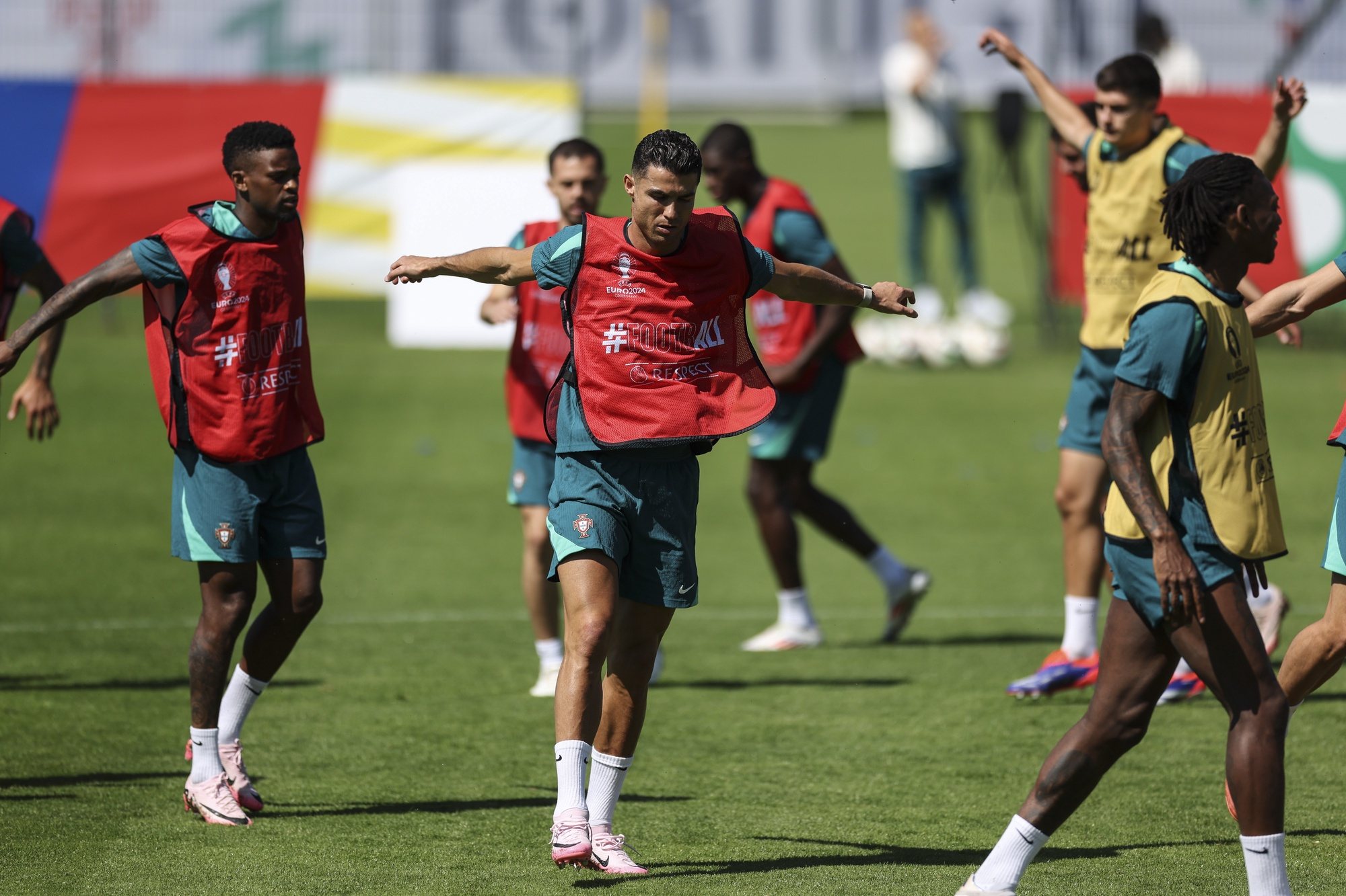 epa11435989 Portugal national soccer team player Cristiano Ronaldo (C) during a training session in Marienfeld, Harsewinkel, Germany, 25 June 2024. Portugal will play against Georgia on 26 June in their UEFA EURO 2024 group F soccer match.  EPA/MIGUEL A. LOPES