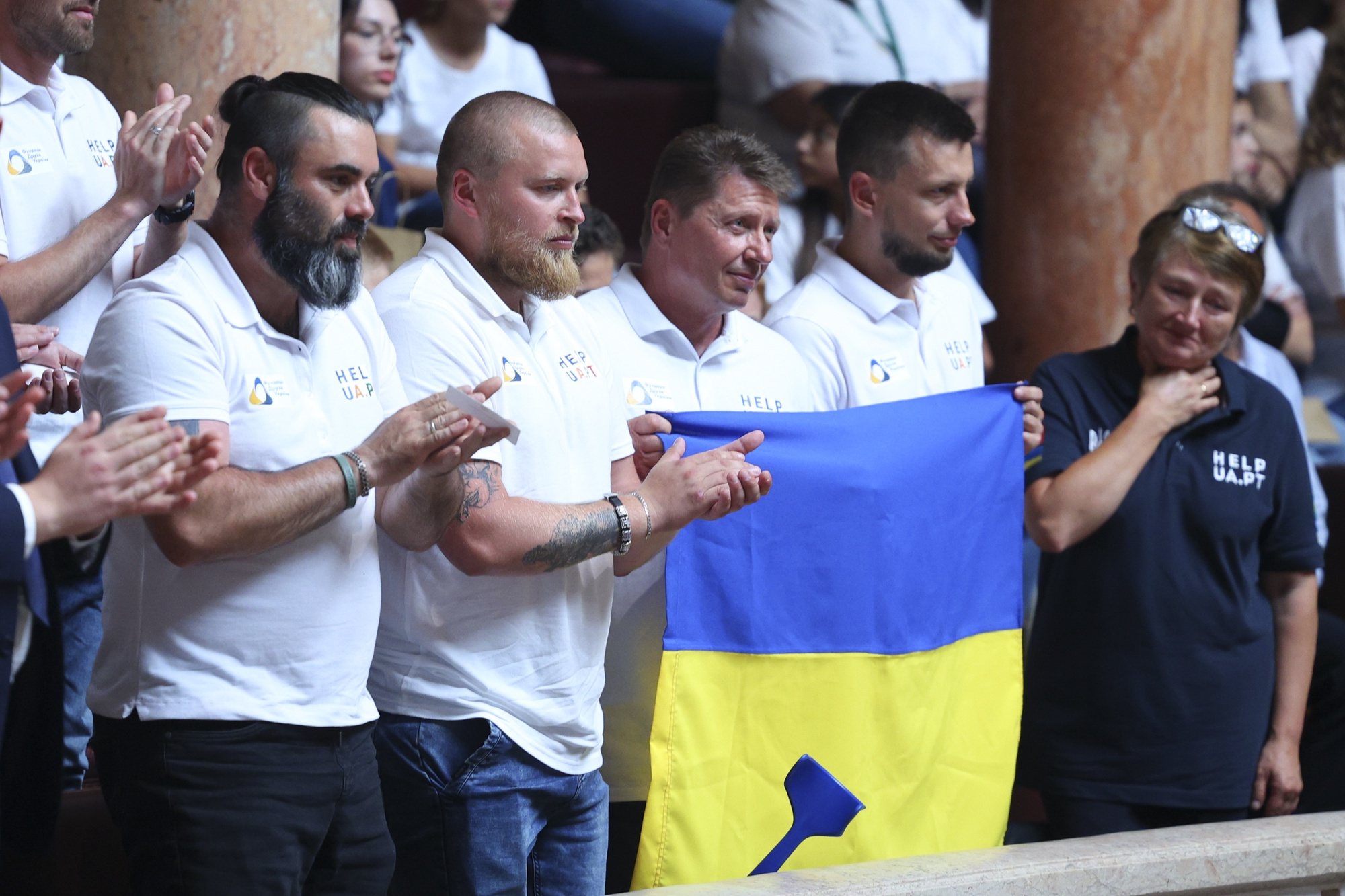 Soldados ucranianos são aplaudidos durante o debate parlamentar com a presença do primeiro-ministro, Luís Montenegro (ausente na foto) , na Assembleia da República, em Lisboa, 26 junho de 2024. ANTÓNIO COTRIM/LUSA