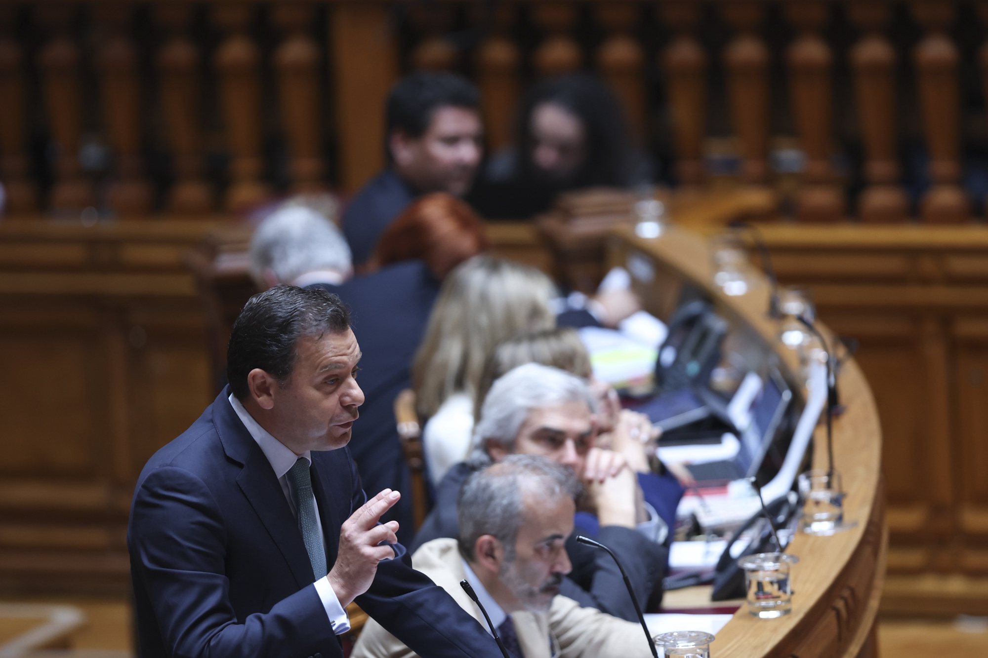 O primeiro-ministro, Luís Montenegro, intervém durante o debate parlamentar, na Assembleia da República, em Lisboa, 26 de junho de  de 2024. ANTÓNIO COTRIM/LUSA