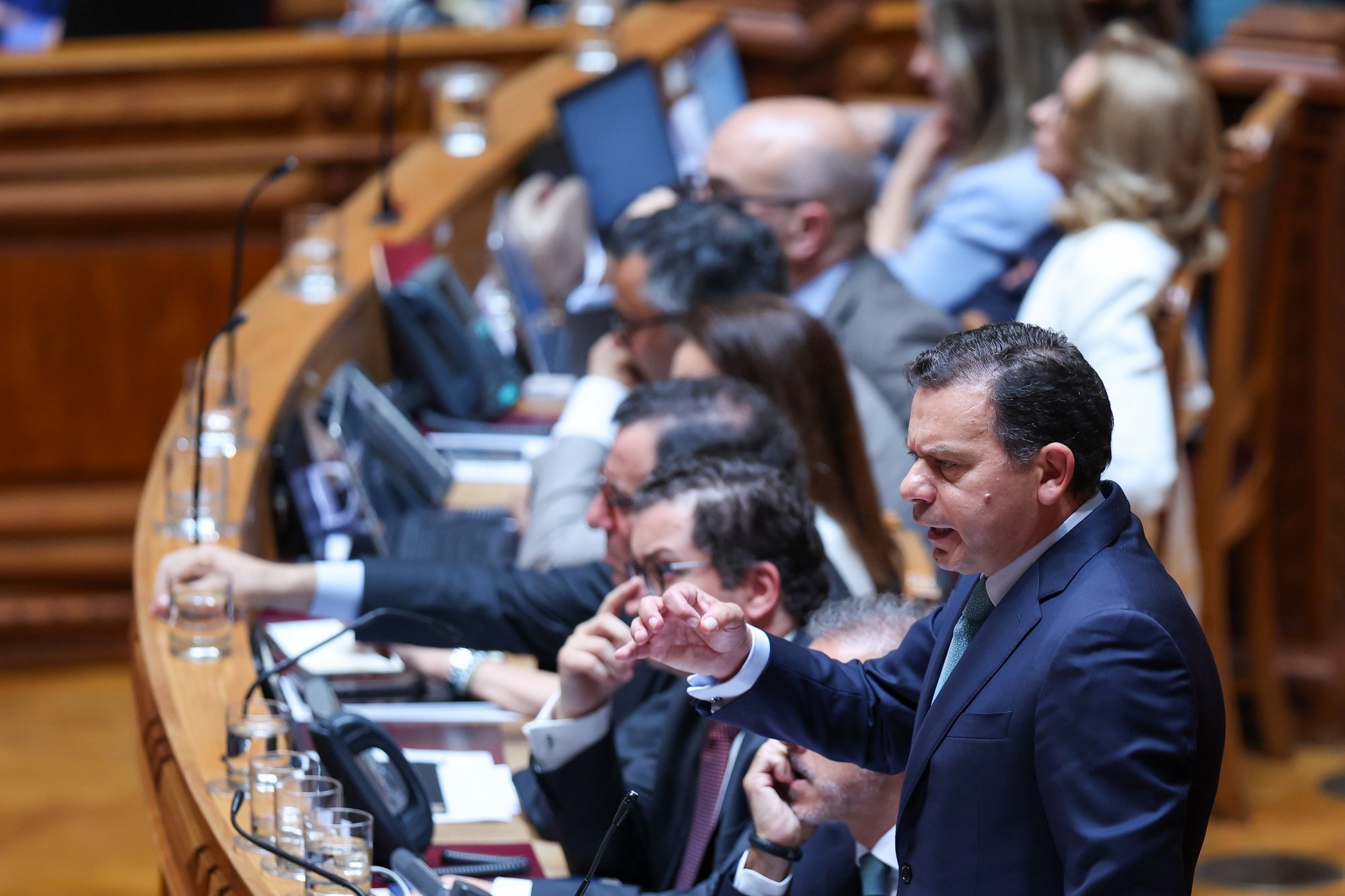 O primeiro-ministro, Luís Montenegro, intervém durante o debate parlamentar, na Assembleia da República, em Lisboa, 26 de junho de 2024. ANTÓNIO COTRIM/LUSA