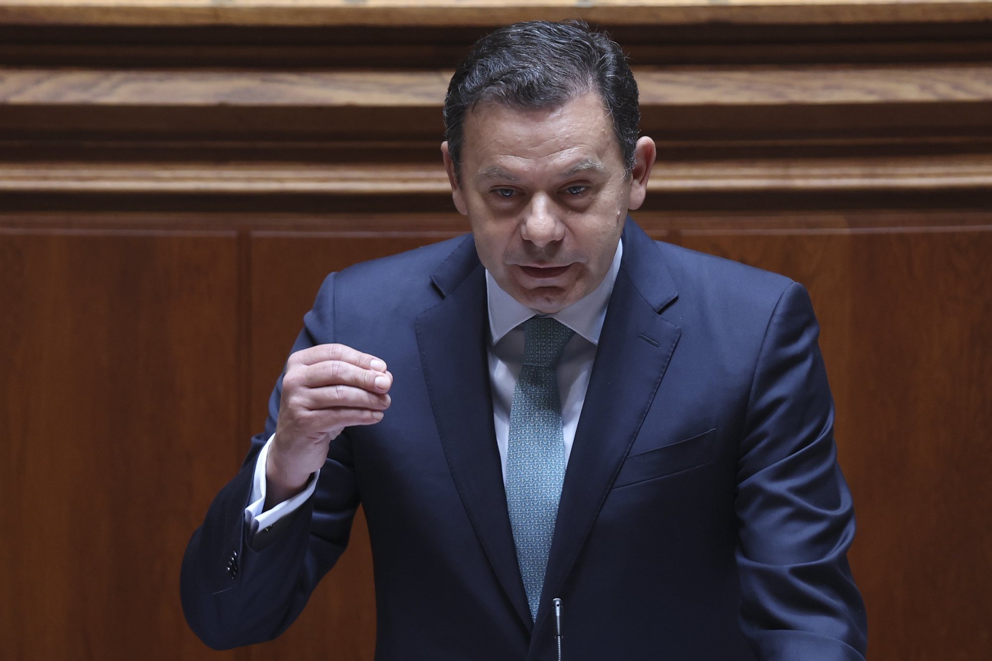 O primeiro-ministro, Luís Montenegro, intervém durante o debate parlamentar, na Assembleia da República, em Lisboa, 26 de junho de  de 2024. ANTÓNIO COTRIM/LUSA
