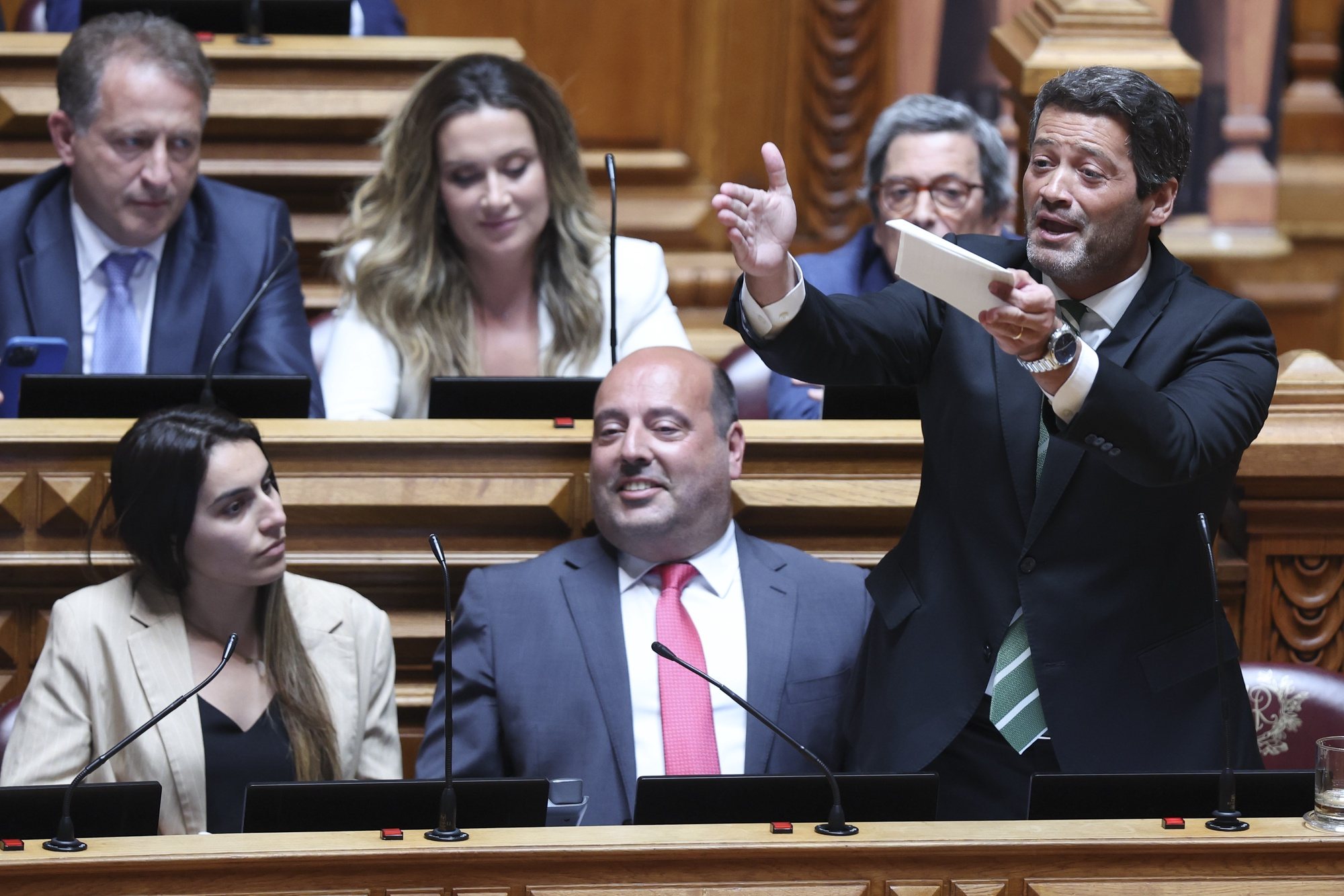 O deputado e presidente do Chega, André Ventura, intervém durante o debate parlamentar, na Assembleia da República, em Lisboa, 26 de junho de 2024. ANTÓNIO COTRIM/LUSA