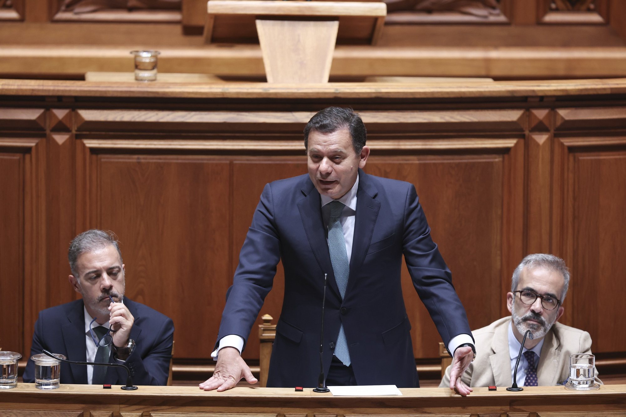 O primeiro-ministro, Luís Montenegro (C), acompanhado pelo  ministro de Estado e dos Negócios Estrangeiros, Paulo Rangel (D), e pelo  ministro  dos Assuntos Parlamentares, Pedro Duarte (E), durante o debate parlamentar, na Assembleia da República, em Lisboa, 26 de junho de 2024. ANTÓNIO COTRIM/LUSA