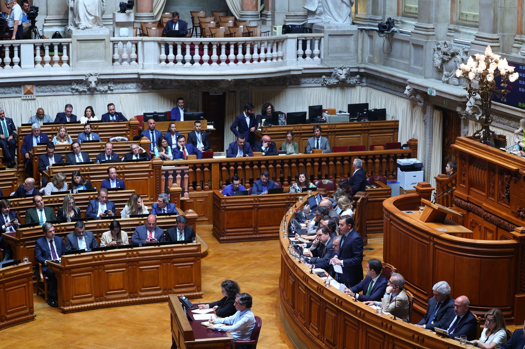 O primeiro-ministro, Luís Montenegro (D), intervém durante o debate parlamentar, na Assembleia da República, em Lisboa, 26 de junho de 2024. ANTÓNIO COTRIM/LUSA