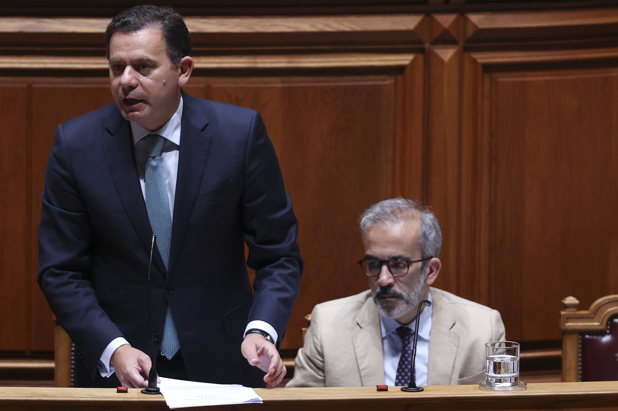 O primeiro-ministro, Luís Montenegro (E), acompanhado pelo ministro de Estado e dos Negócios Estrangeiros, Paulo Rangel, durante o debate parlamentar, na Assembleia da República, em Lisboa, 26 de junho de 2024. ANTÓNIO COTRIM/LUSA