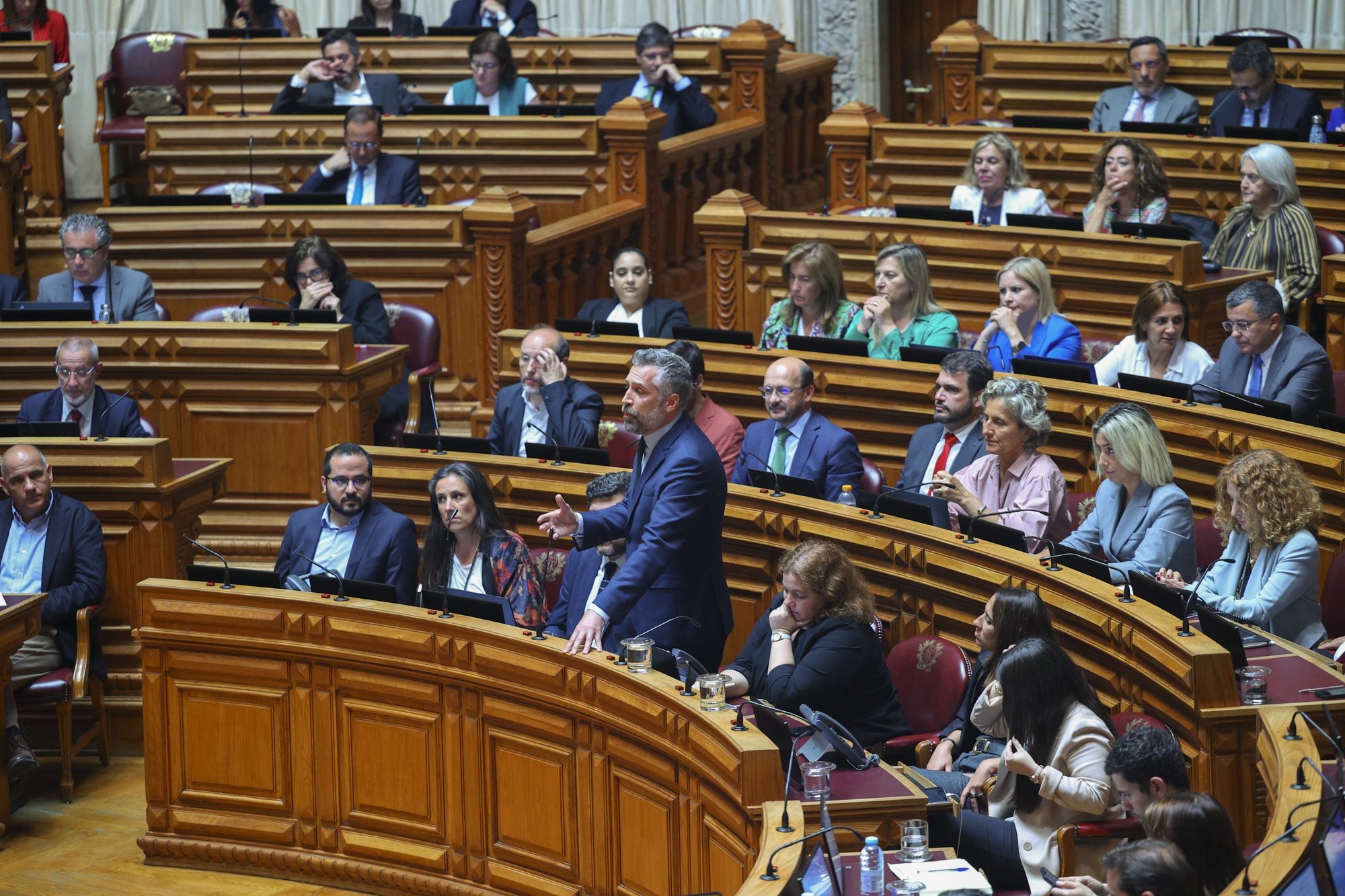 O deputado e secretário-geral do Partido Socialista (PS), Pedro Nuno Santos, intervém durante o debate parlamentar com a presença do primeiro-ministro, Luís Montenegro (ausente na foto), na Assembleia da República, em Lisboa, 26 junho de 2024. ANTÓNIO COTRIM/LUSA