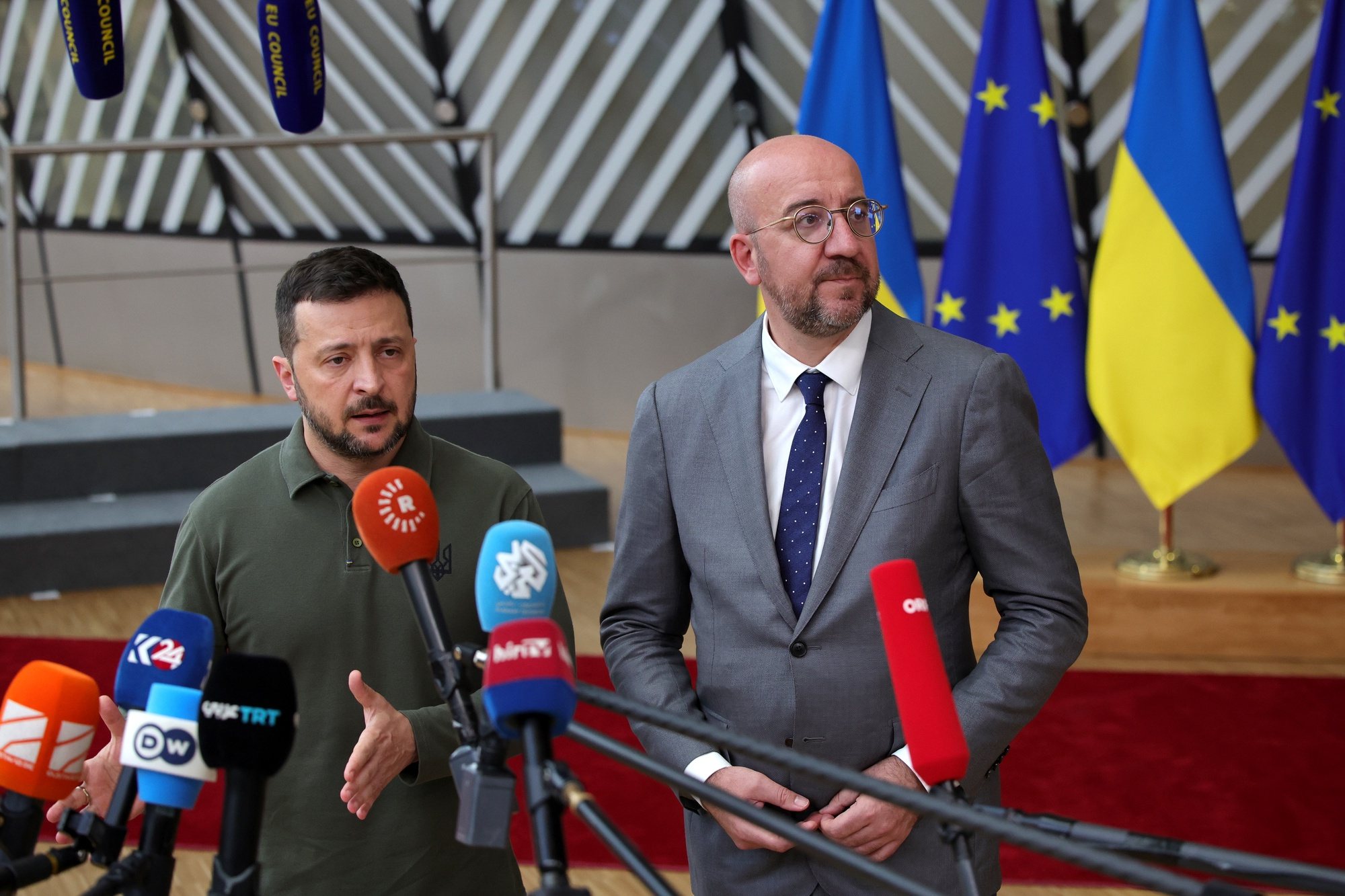epa11441077 President of the European Council Charles Michel (R) and Ukraine&#039;s President Volodymyr Zelensky speak to the media as they arrive for a European Council in Brussels, Belgium, 27 June 2024. EU leaders are gathering in Brussels for a two-day summit to discuss the Strategic Agenda 2024-2029, the next institutional cycle, Ukraine, the Middle East, competitiveness, security and defense, among other topics.  EPA/OLIVIER MATTHYS
