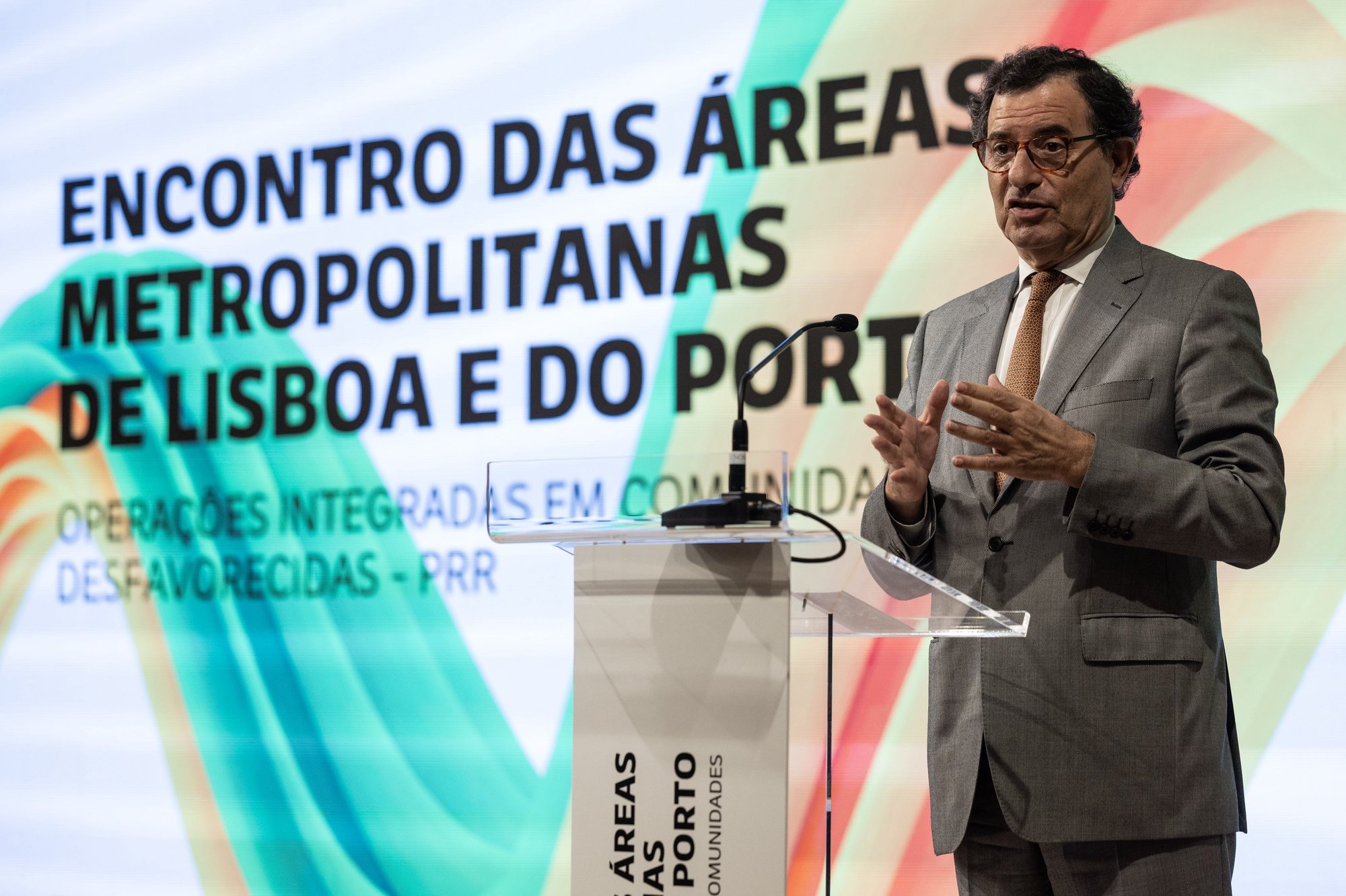 O ministro Adjunto e da Coesão Territorial Manuel Castro Almeida, discursa durante o encontro das Áreas Metropolitanas de Lisboa e Porto, no Palácio de Cristal, no Porto, 27 de junho de 2024. JOSÉ COELHO/LUSA