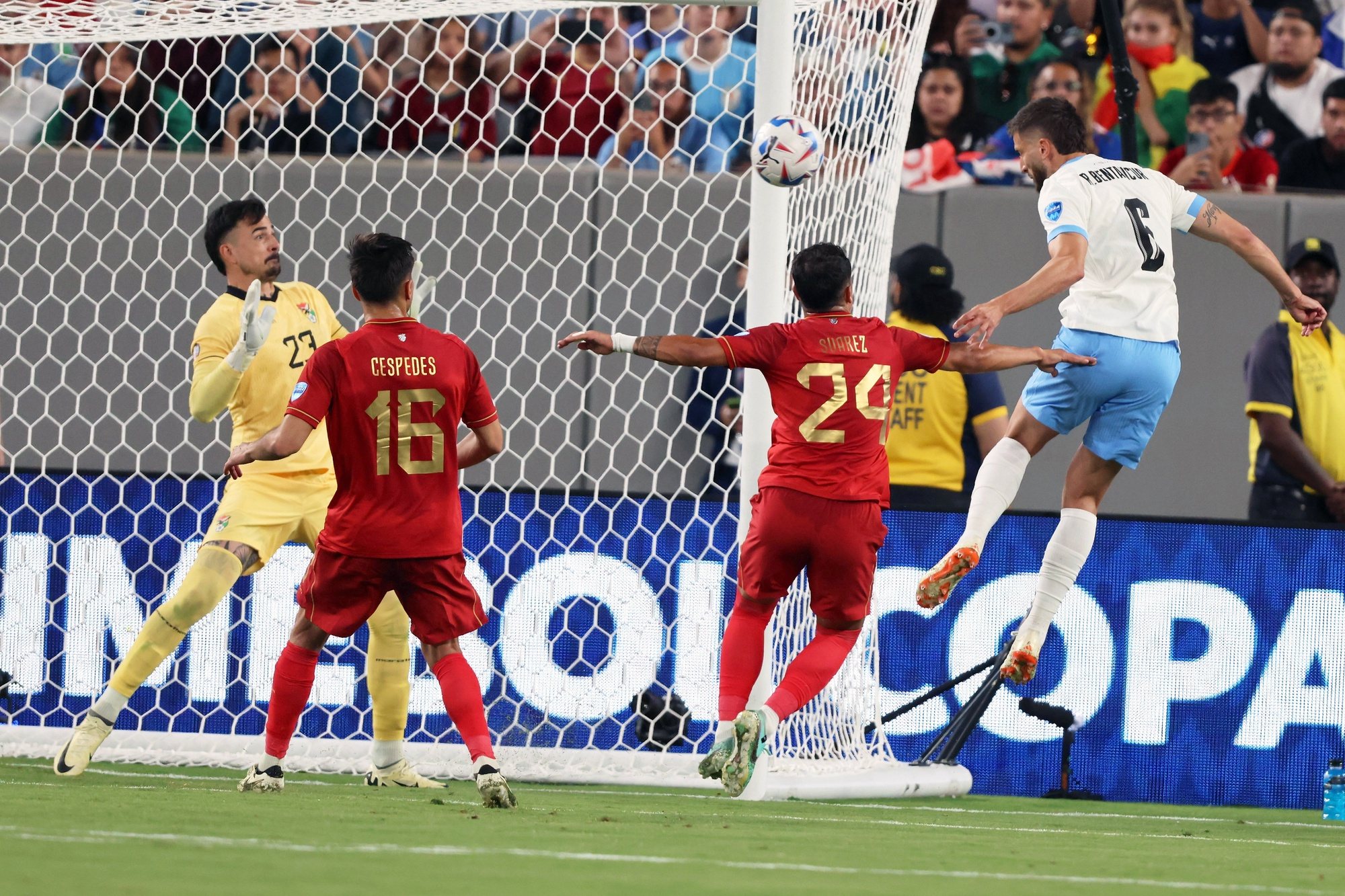 epa11442491 Uruguay midfielder Rodrigo Bentancur scores a header against Bolivia goalkeeper Guillermo Viscarra during the second half of a CONMEBOL Copa America group C match in East Rutherford, New Jersey, USA, 27 June 2024.  EPA/JUSTIN LANE